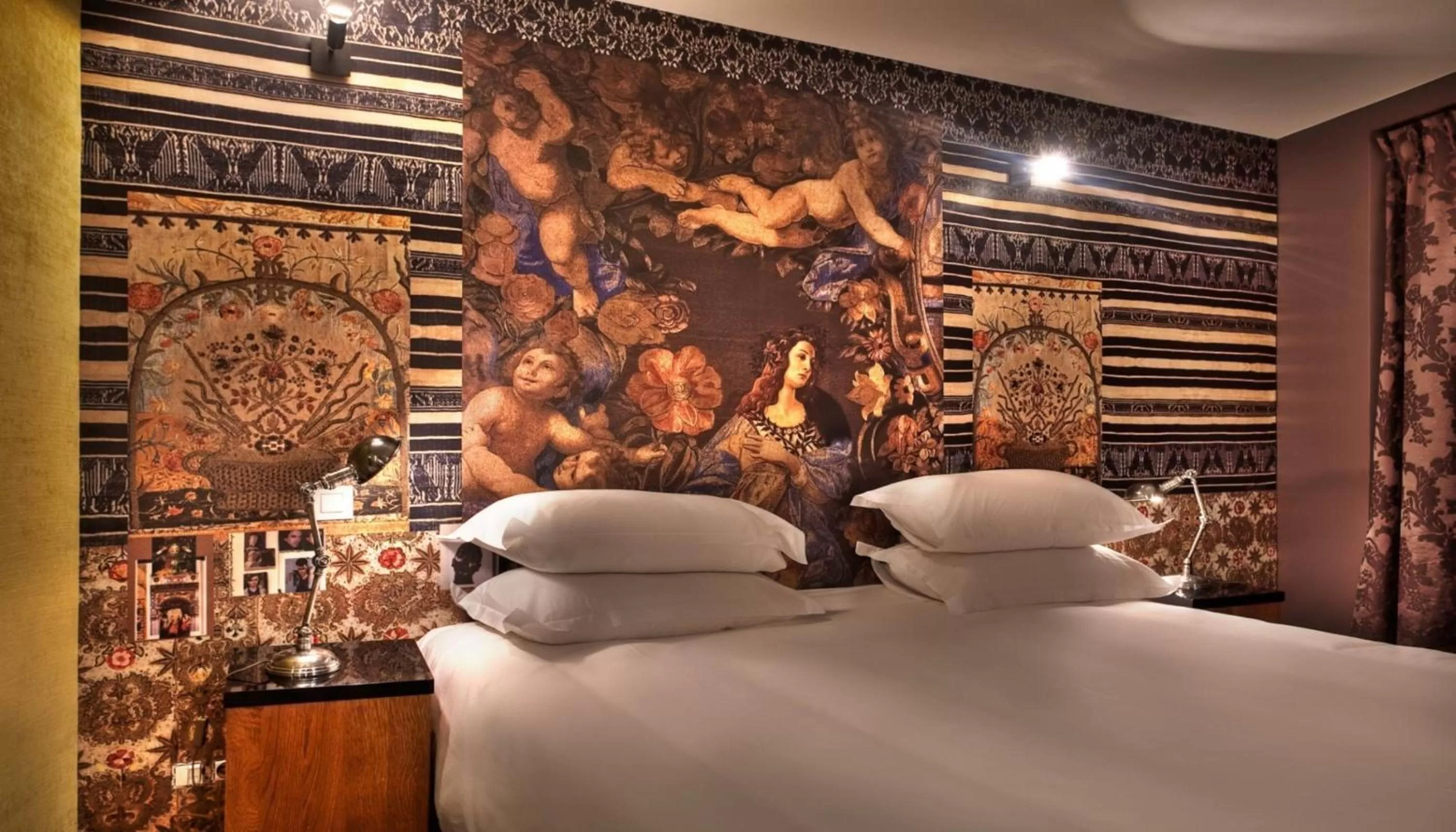 Bed in Hotel Le Notre Dame Saint Michel