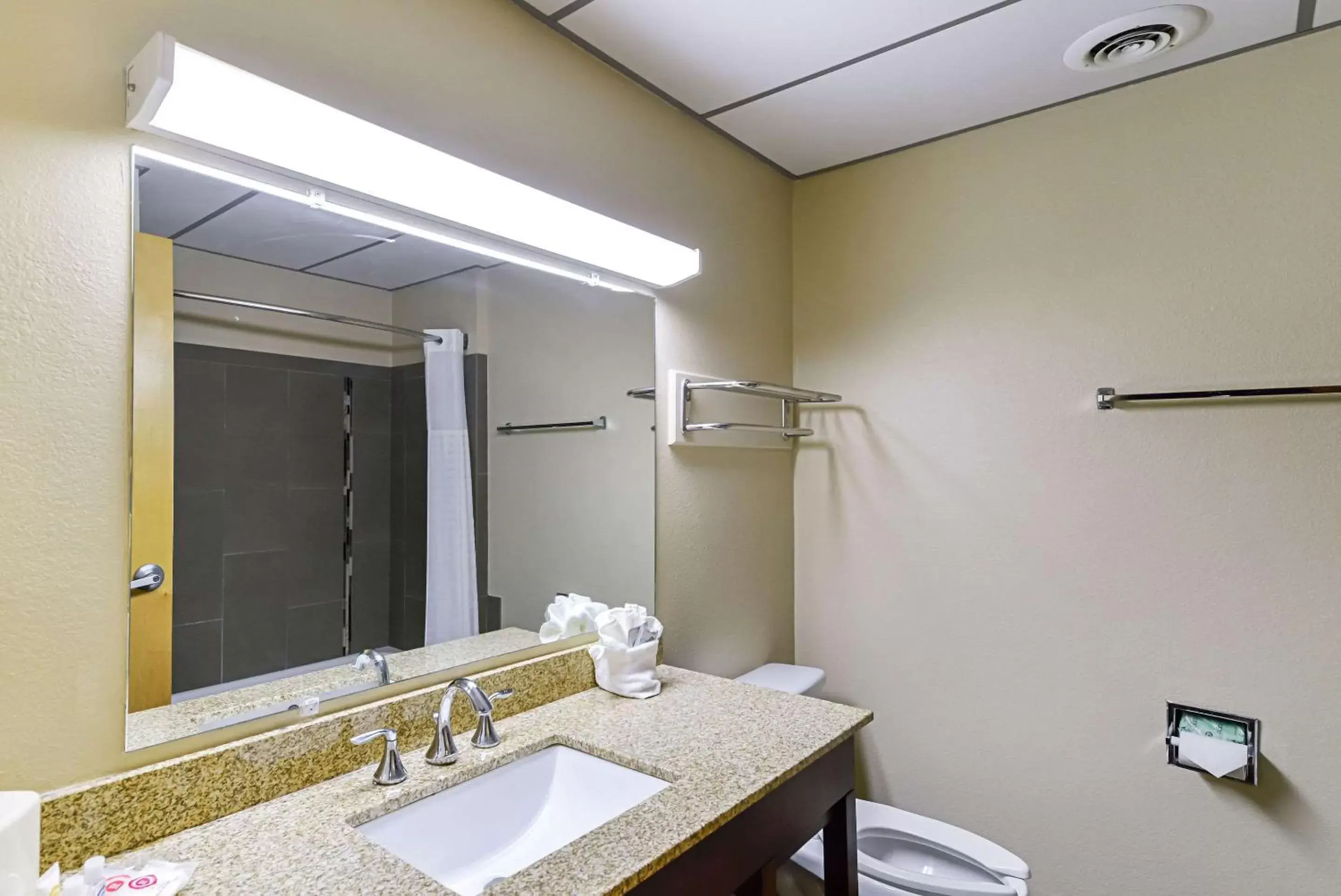 Bathroom in Quality Suites