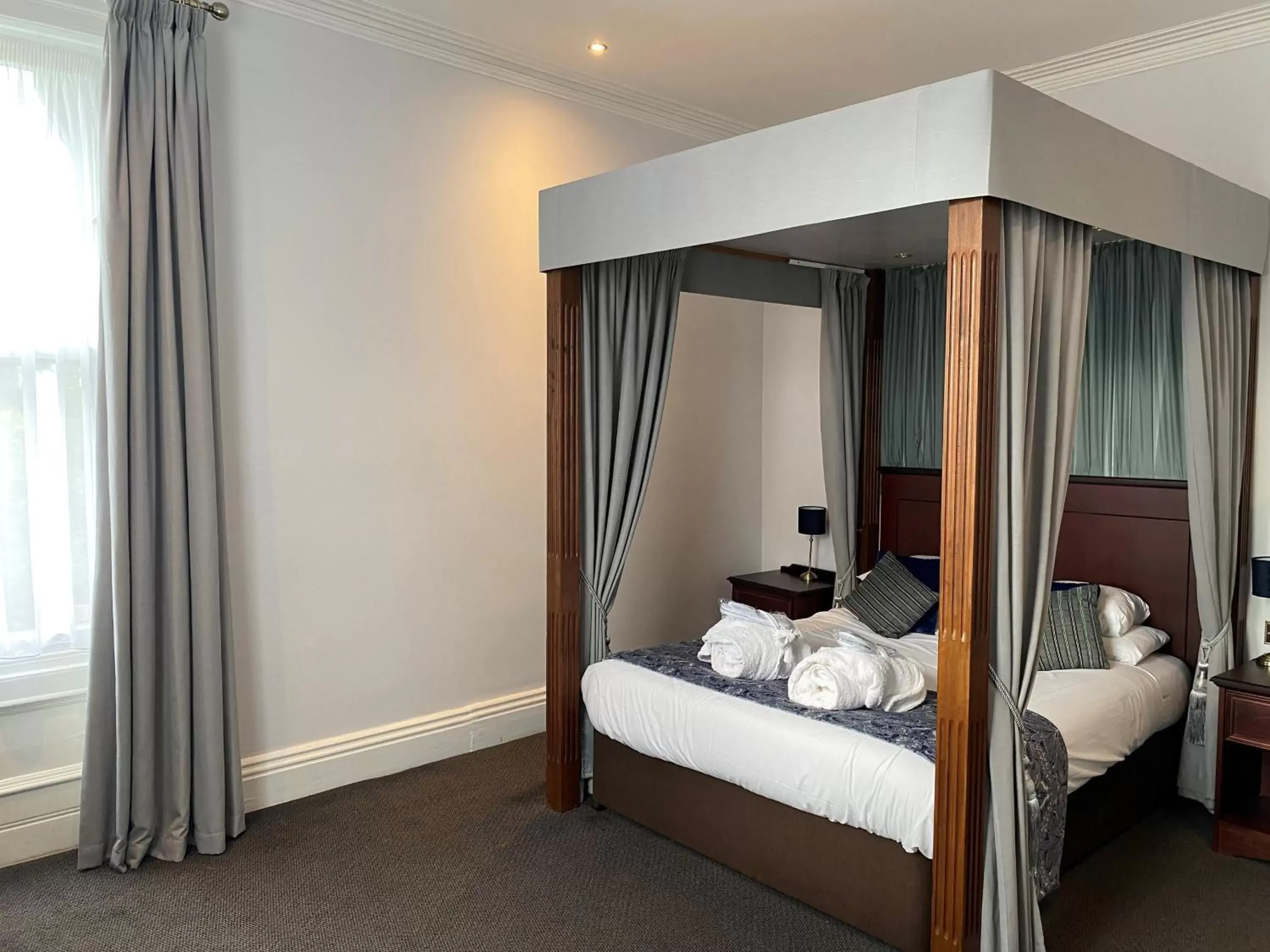 Bedroom, Bed in Cairn Hotel