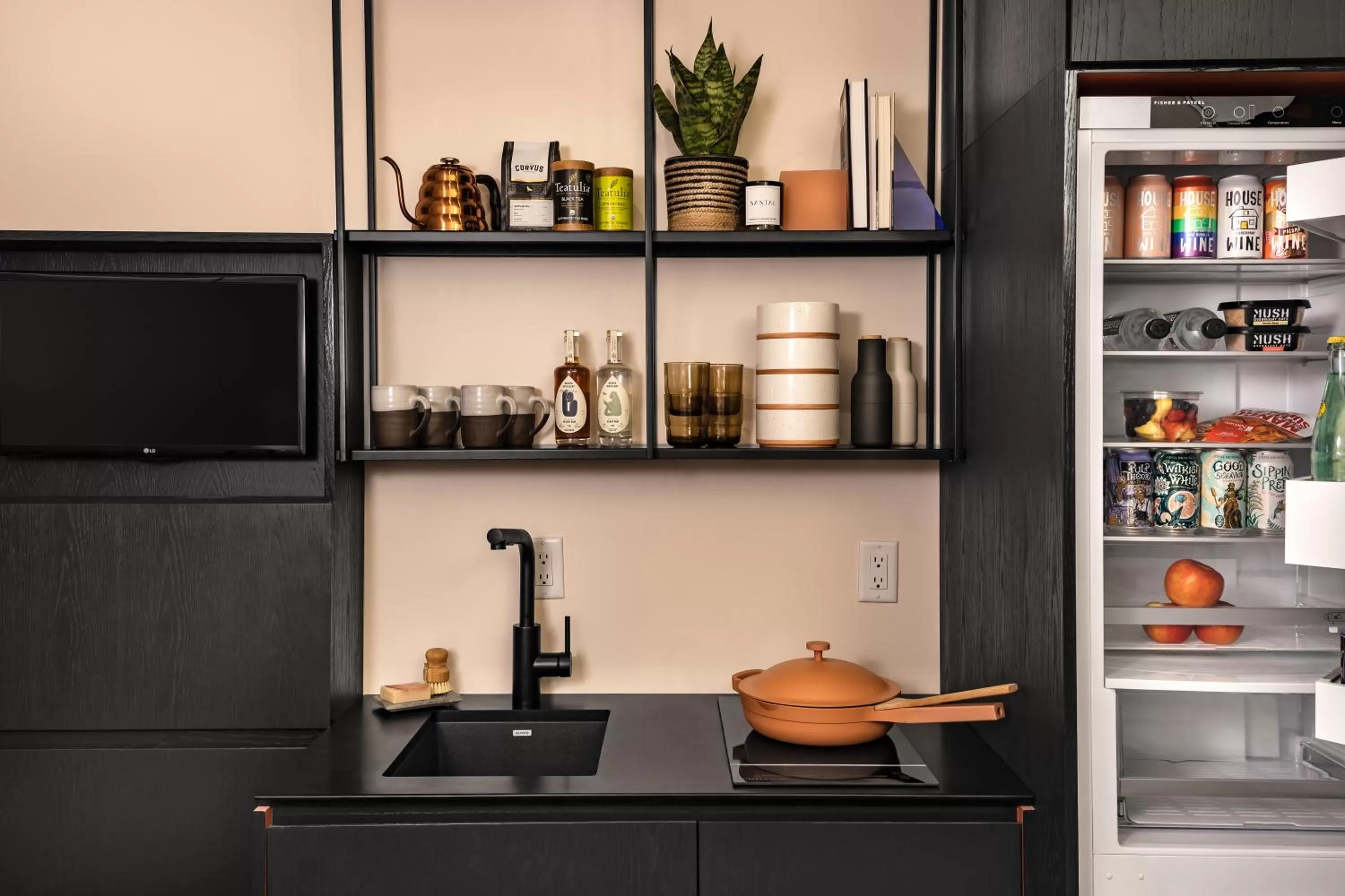 Kitchen or kitchenette in Catbird Hotel