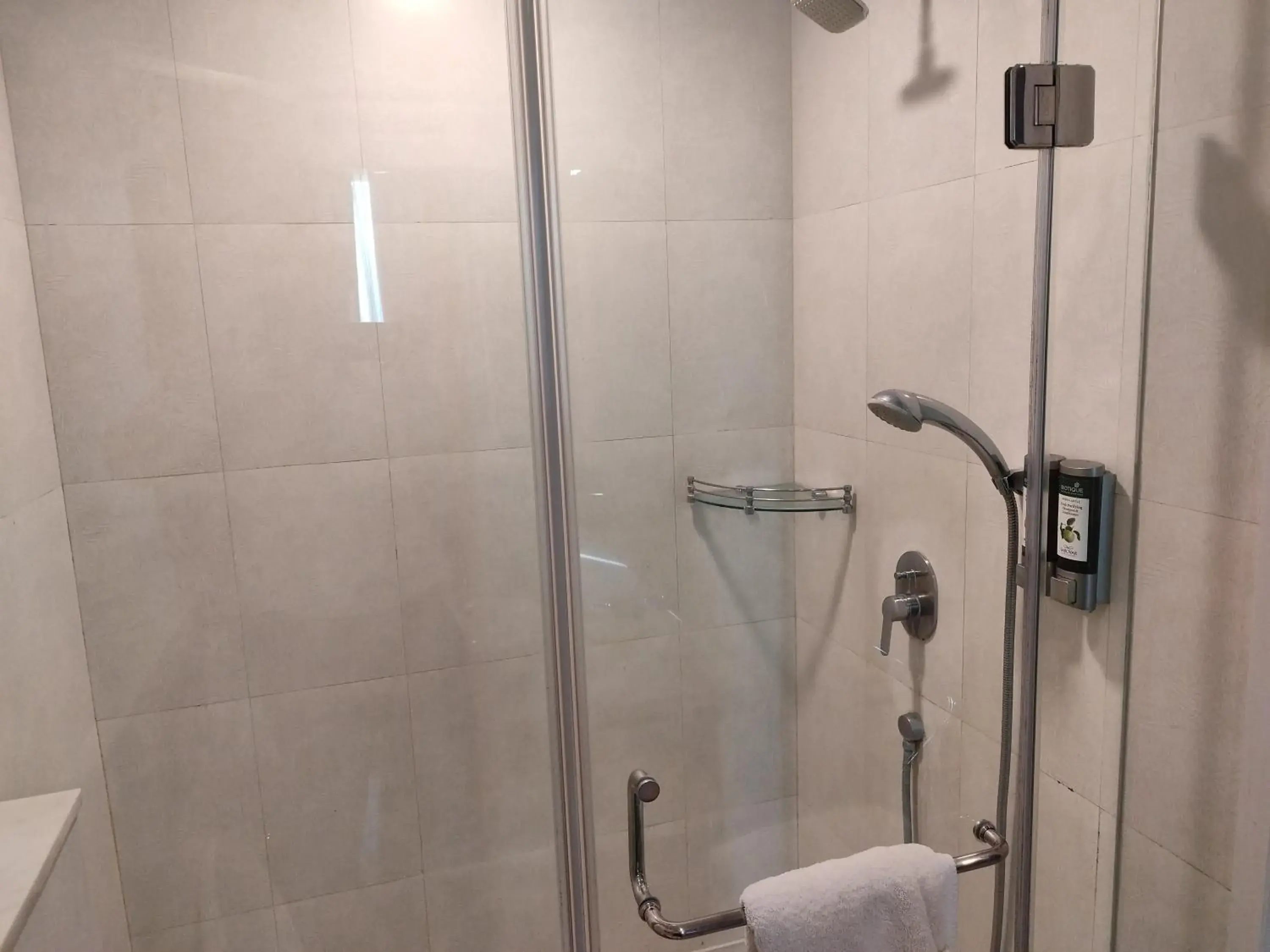 Shower, Bathroom in Sarovar Portico Naraina, Hotel