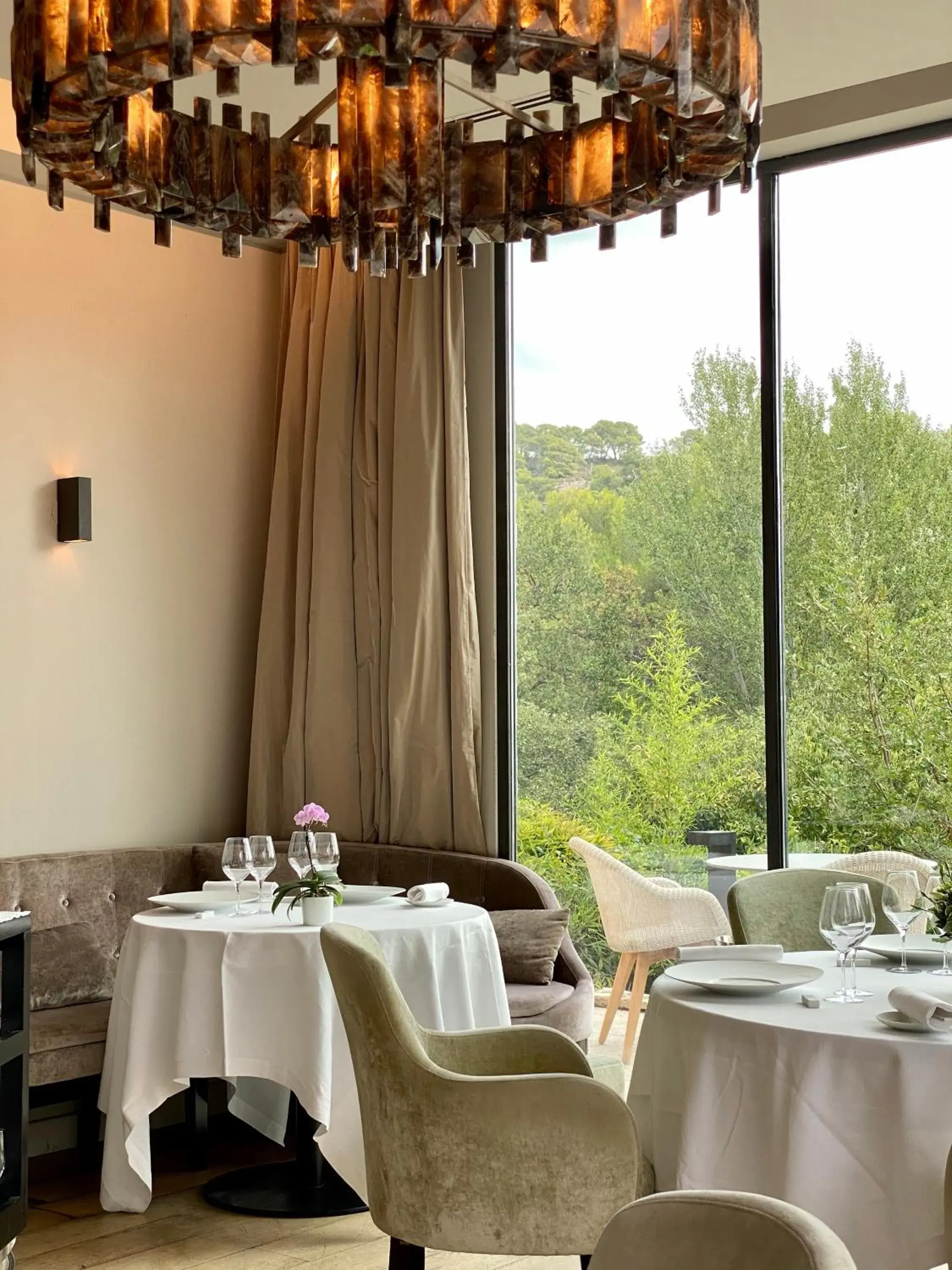 Restaurant/Places to Eat in Les Lodges Sainte-Victoire Hotel & Spa