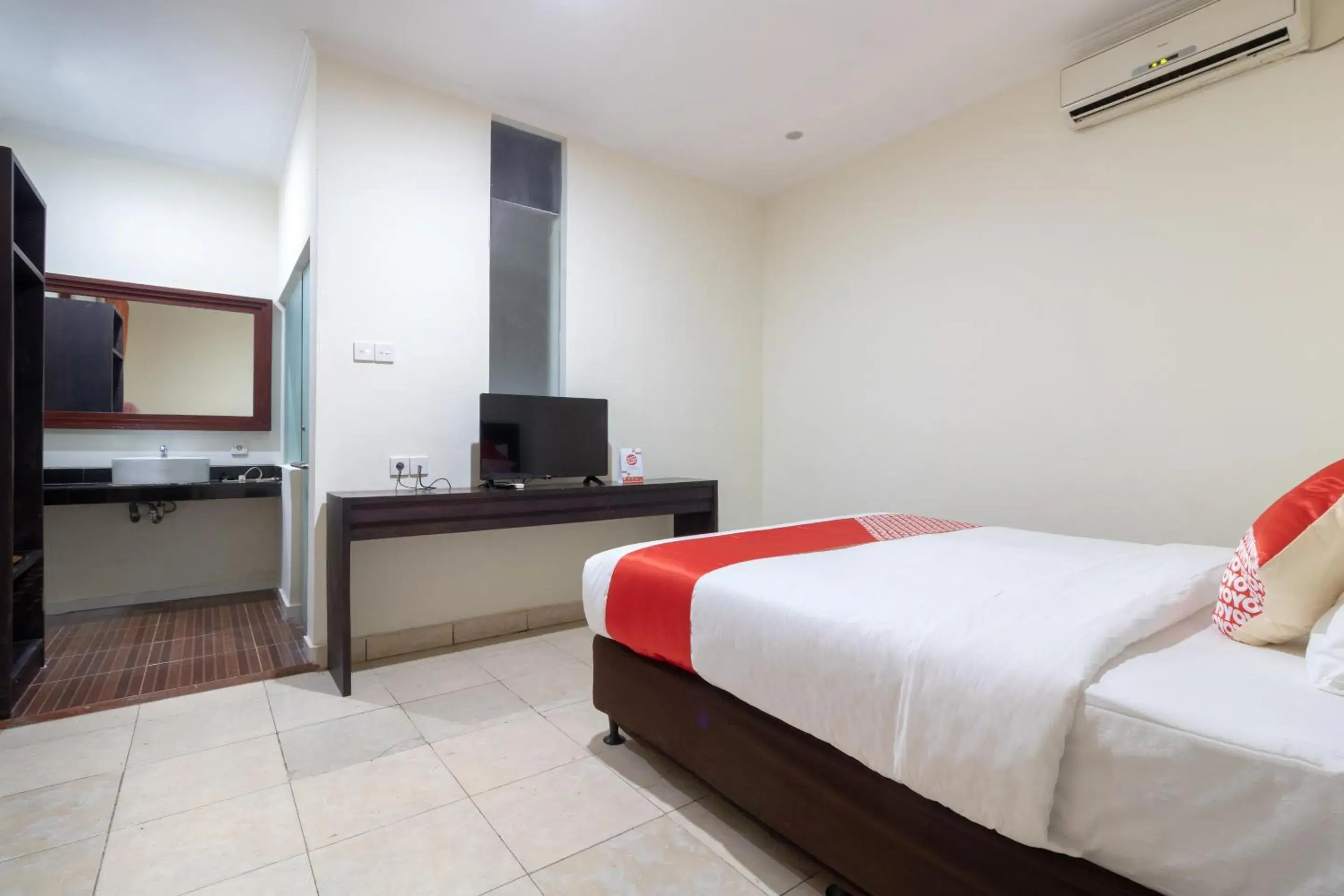 Bedroom, Bed in SUPER OYO Flagship 2688 Guntur Hotel