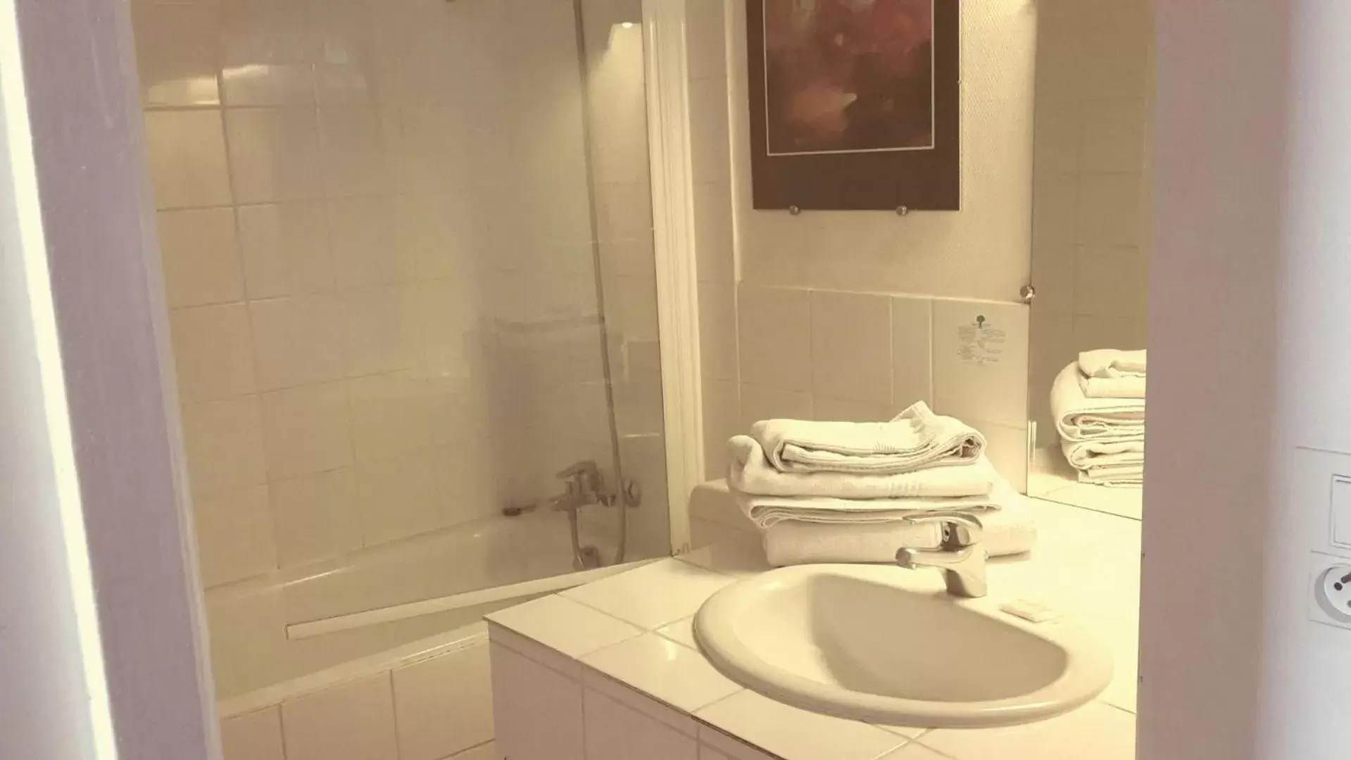 Bathroom in Hotel Victor Hugo