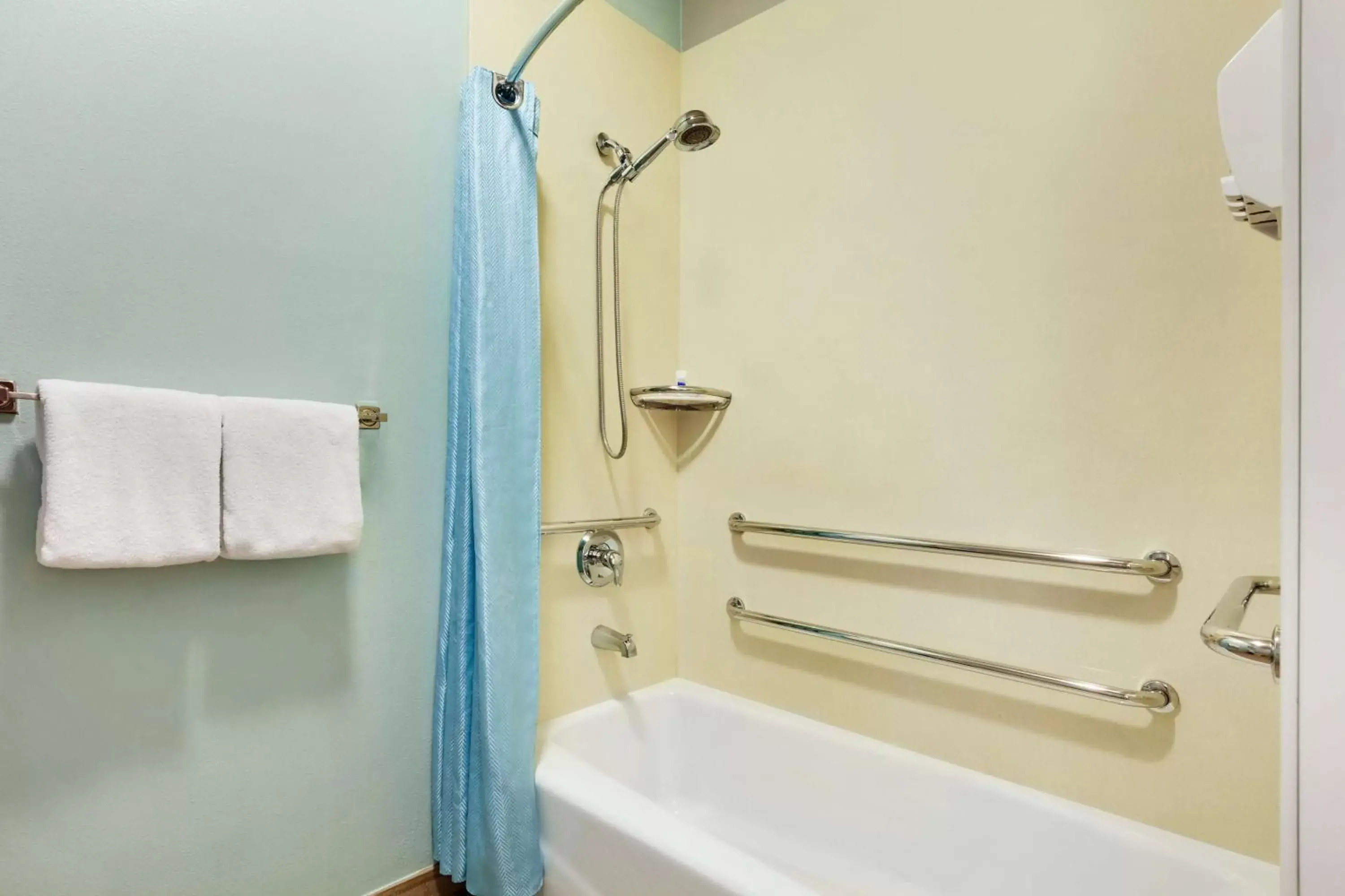 Shower, Bathroom in Best Western PLUS Peppertree Inn at Omak