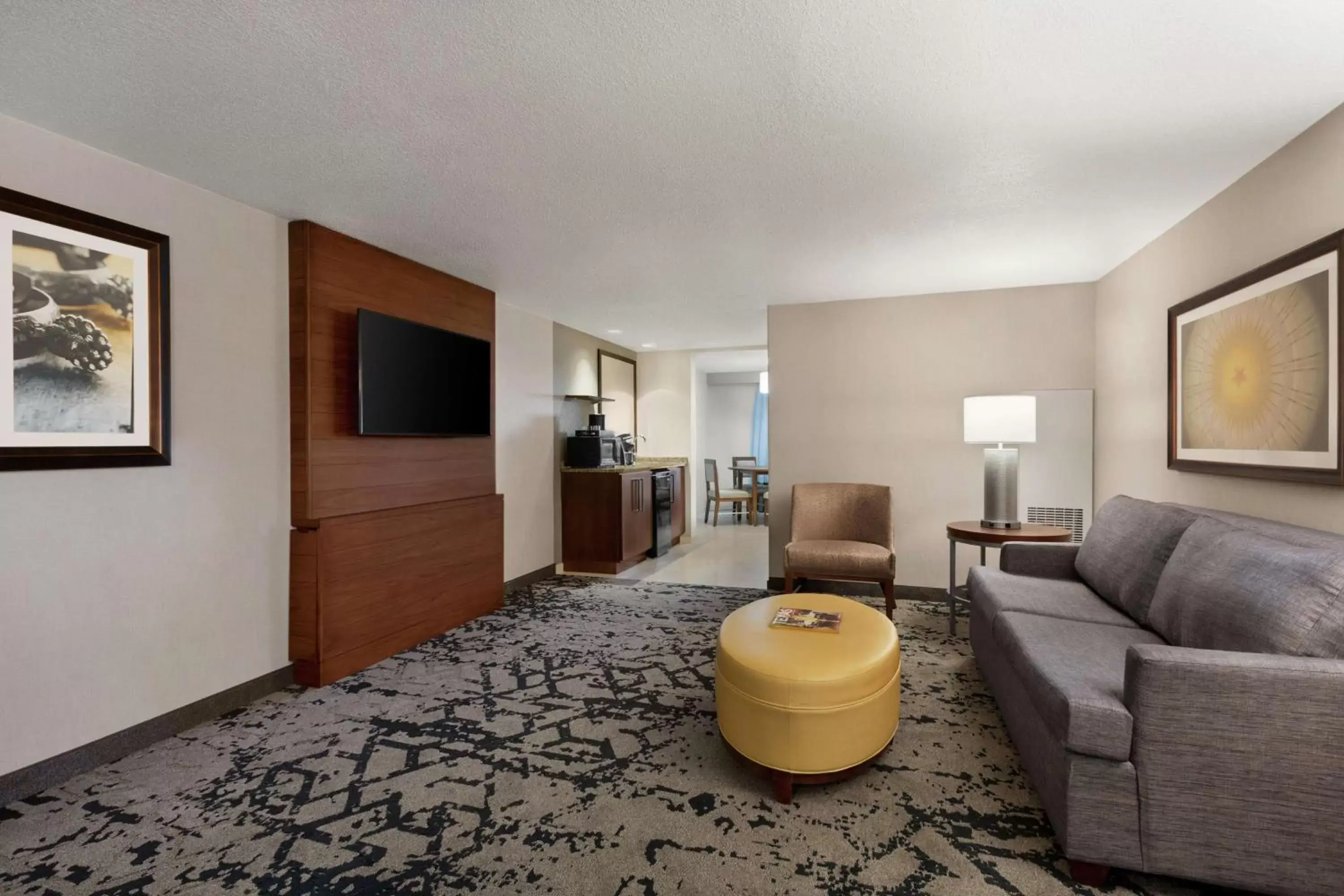 Bedroom, Seating Area in Embassy Suites Dallas - DFW Airport North