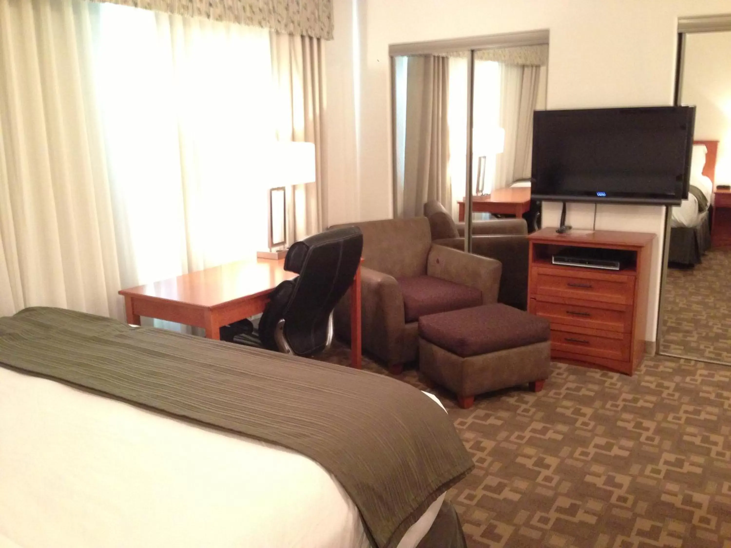 TV and multimedia, TV/Entertainment Center in Alaska's Select Inn Wasilla