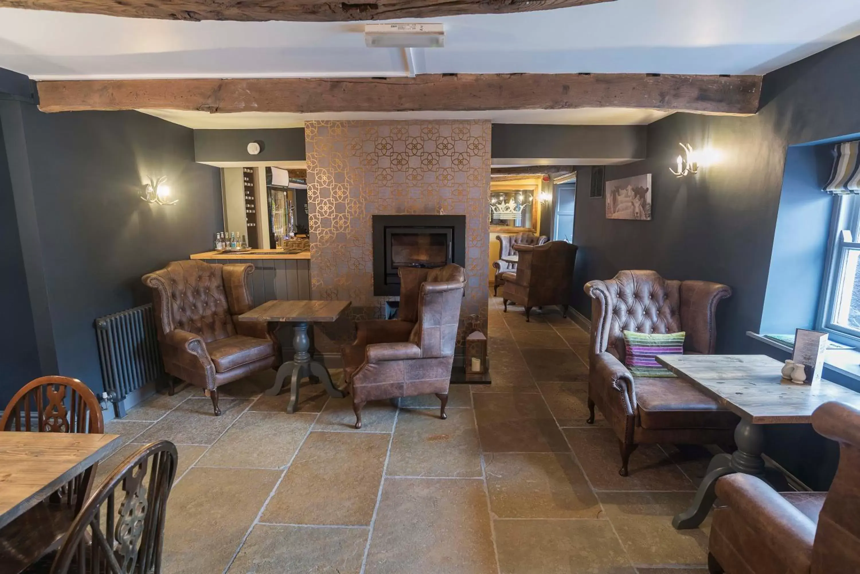 Restaurant/Places to Eat in New Crown Inn
