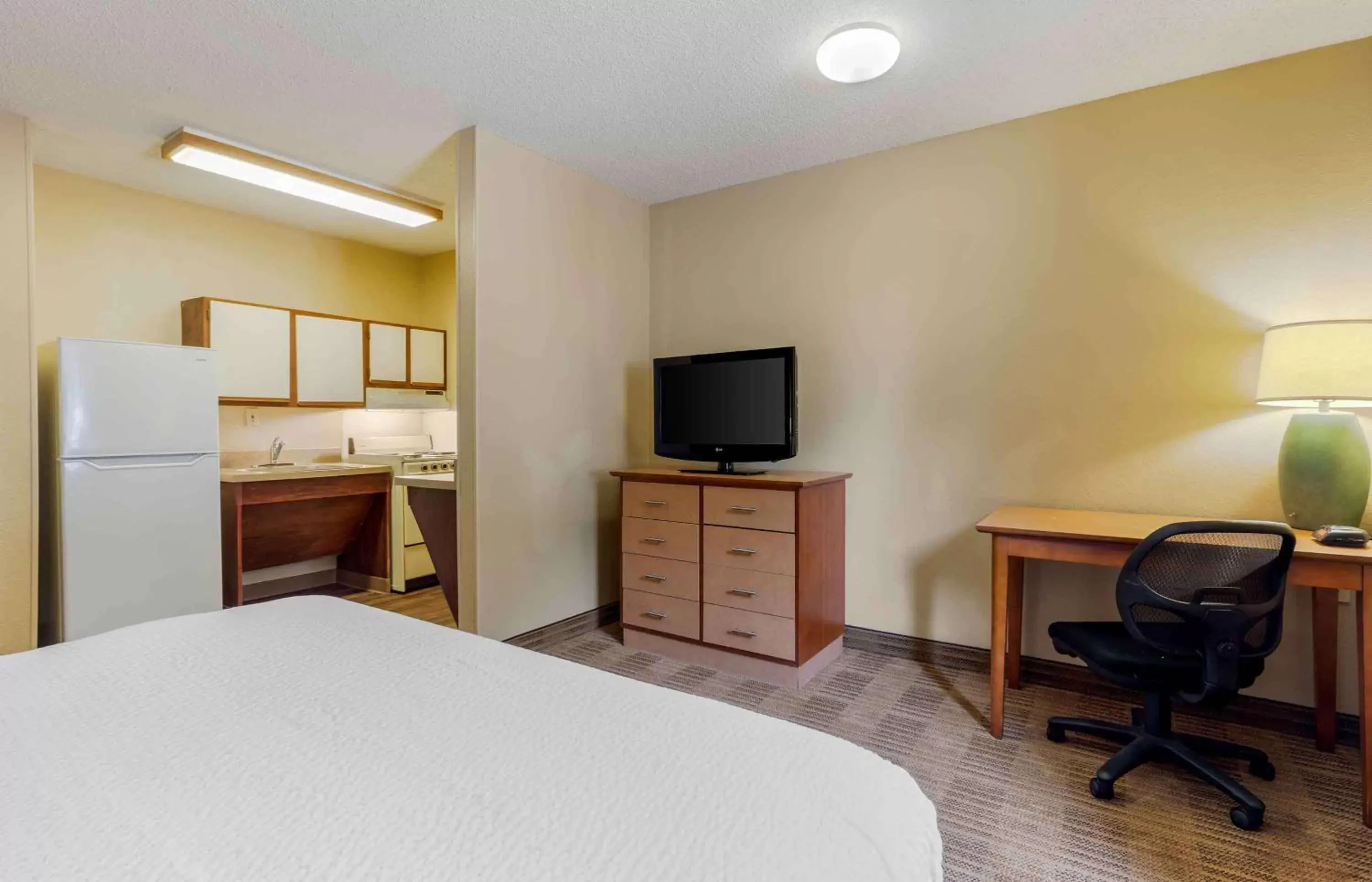 Bedroom, TV/Entertainment Center in Extended Stay America Suites - Austin - Metro