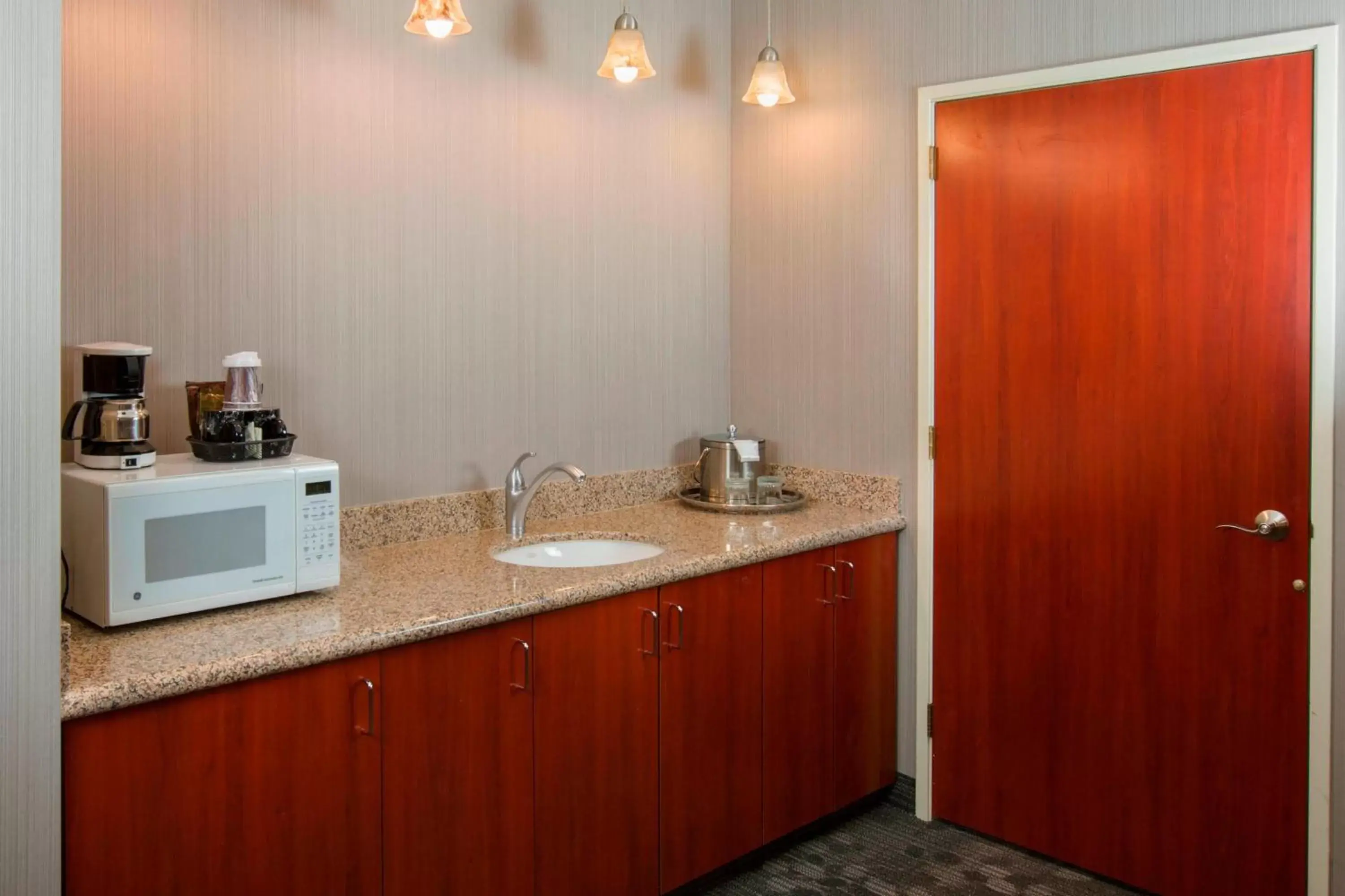 Photo of the whole room, Kitchen/Kitchenette in Courtyard by Marriott Portland Tigard