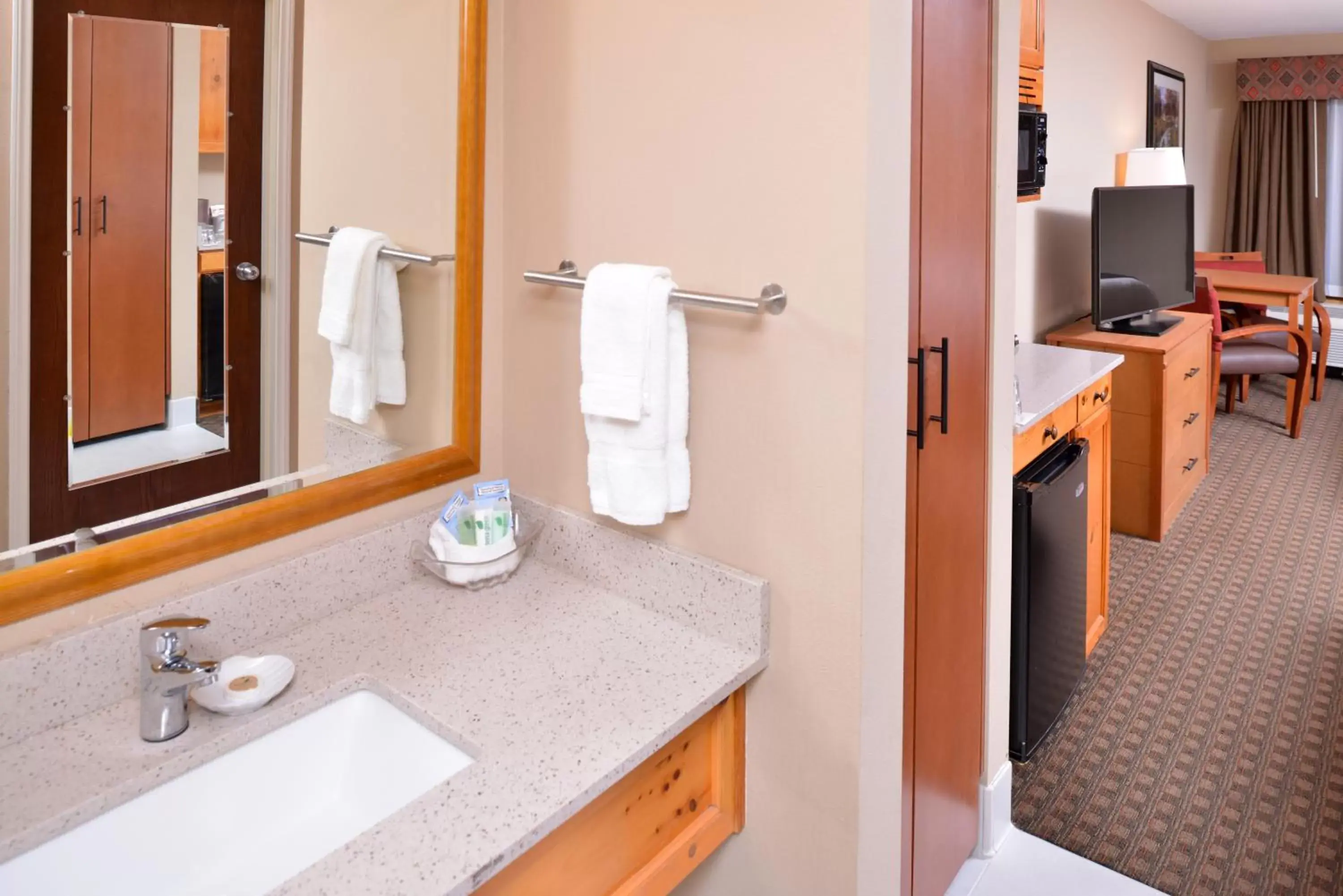 towels, Bathroom in Best Western Plus Olympic Inn