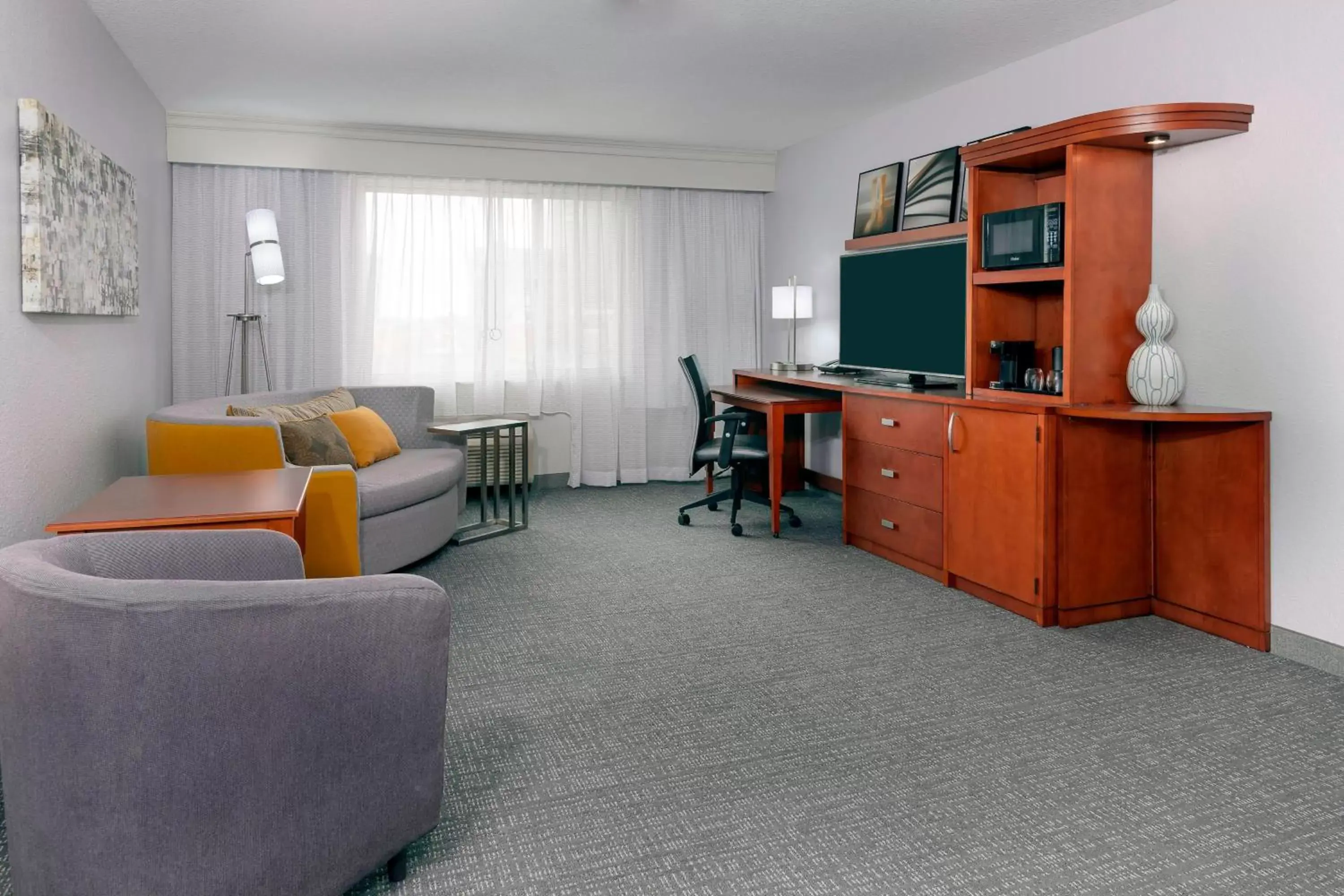 Living room, Seating Area in Courtyard Fort Wayne Downtown at Grand Wayne Convention Center