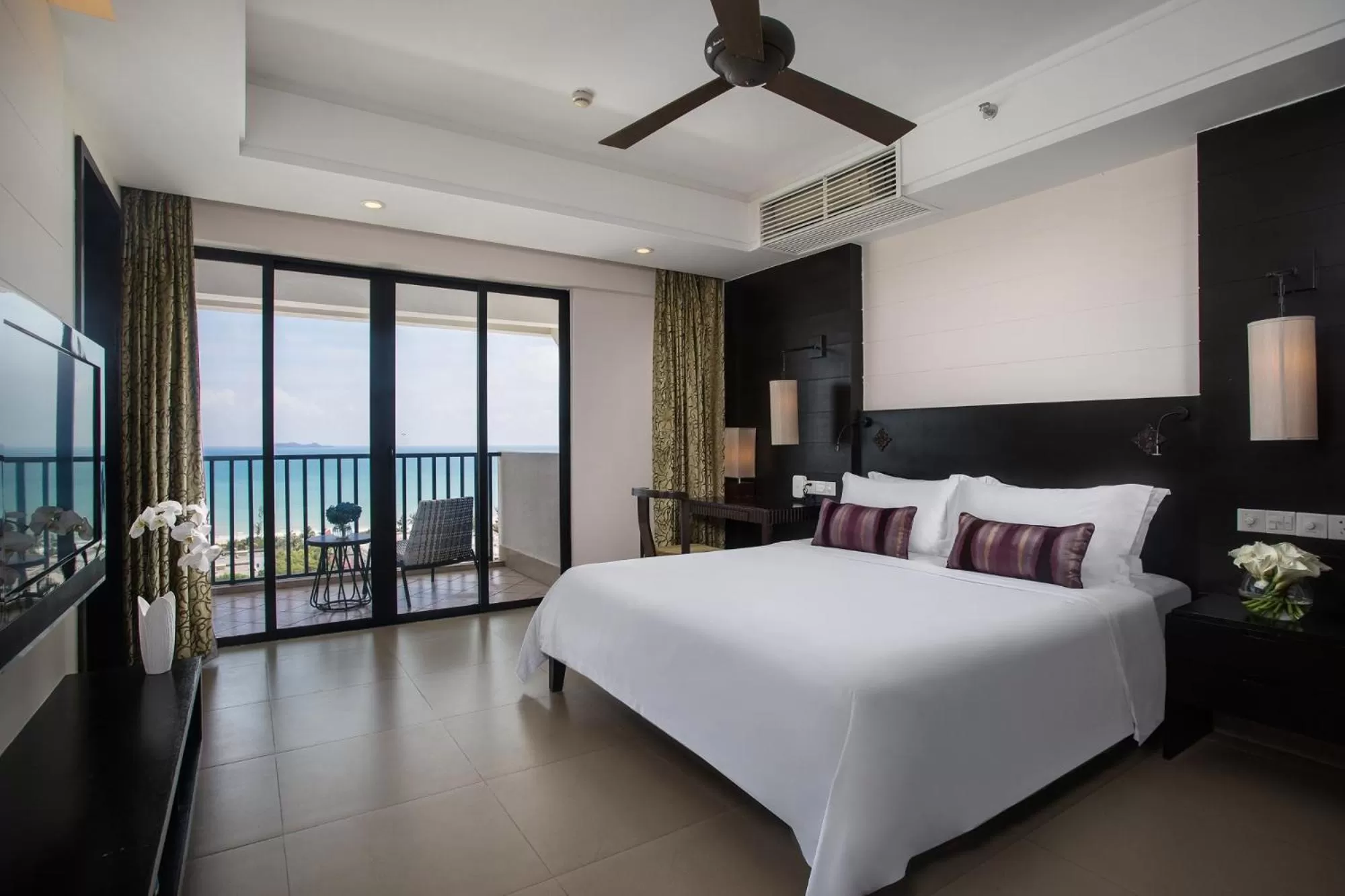 Photo of the whole room, Bed in Ramada Plaza by Wyndham Sanya Bay