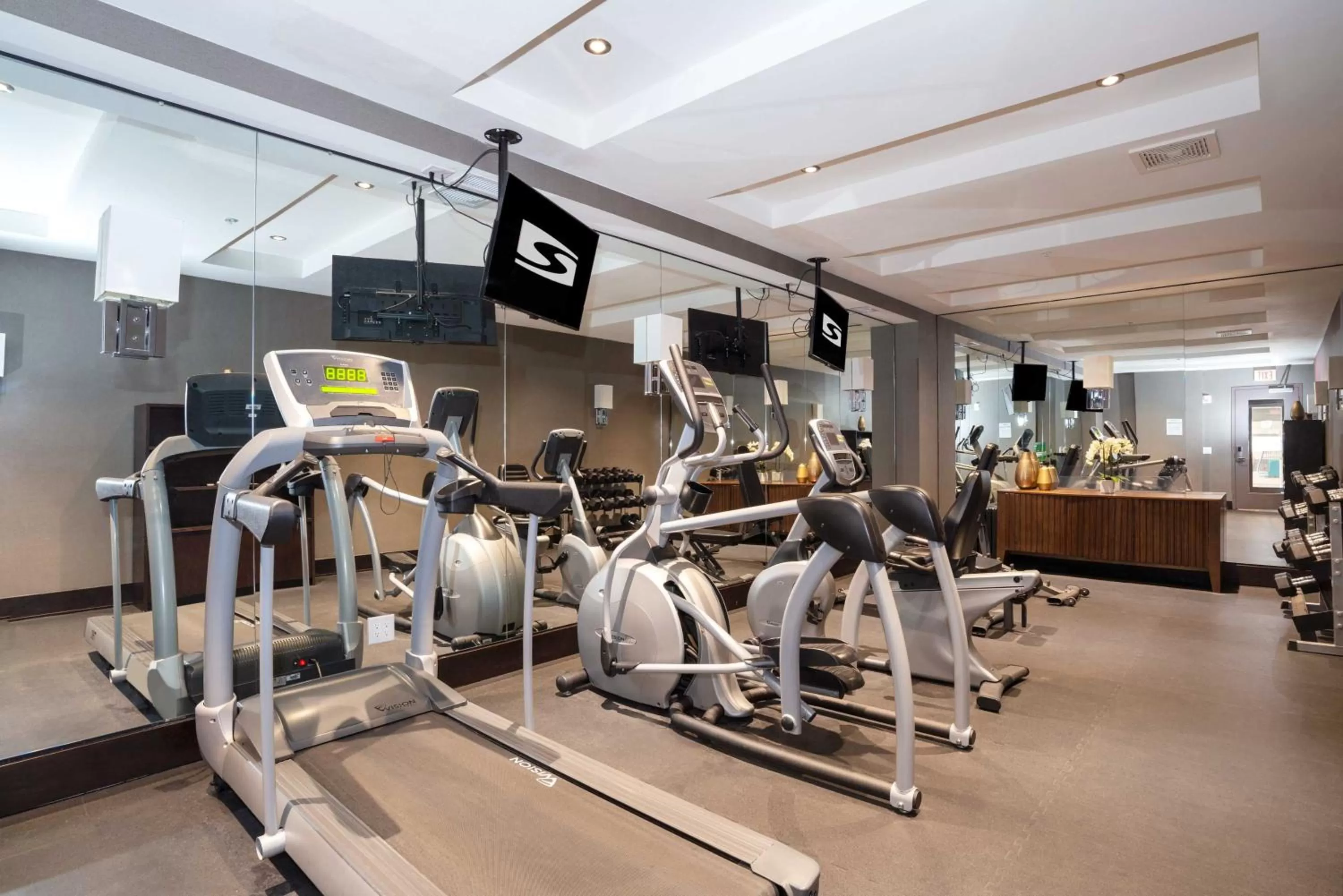 Fitness centre/facilities in Sandman Hotel Oakville