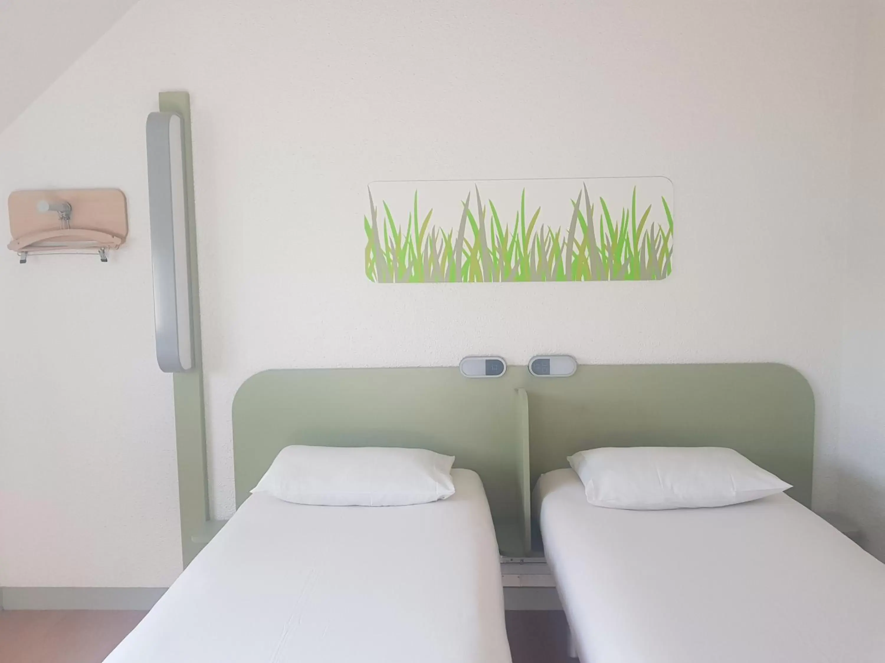 Photo of the whole room, Bed in ibis budget Lorient Hennebont