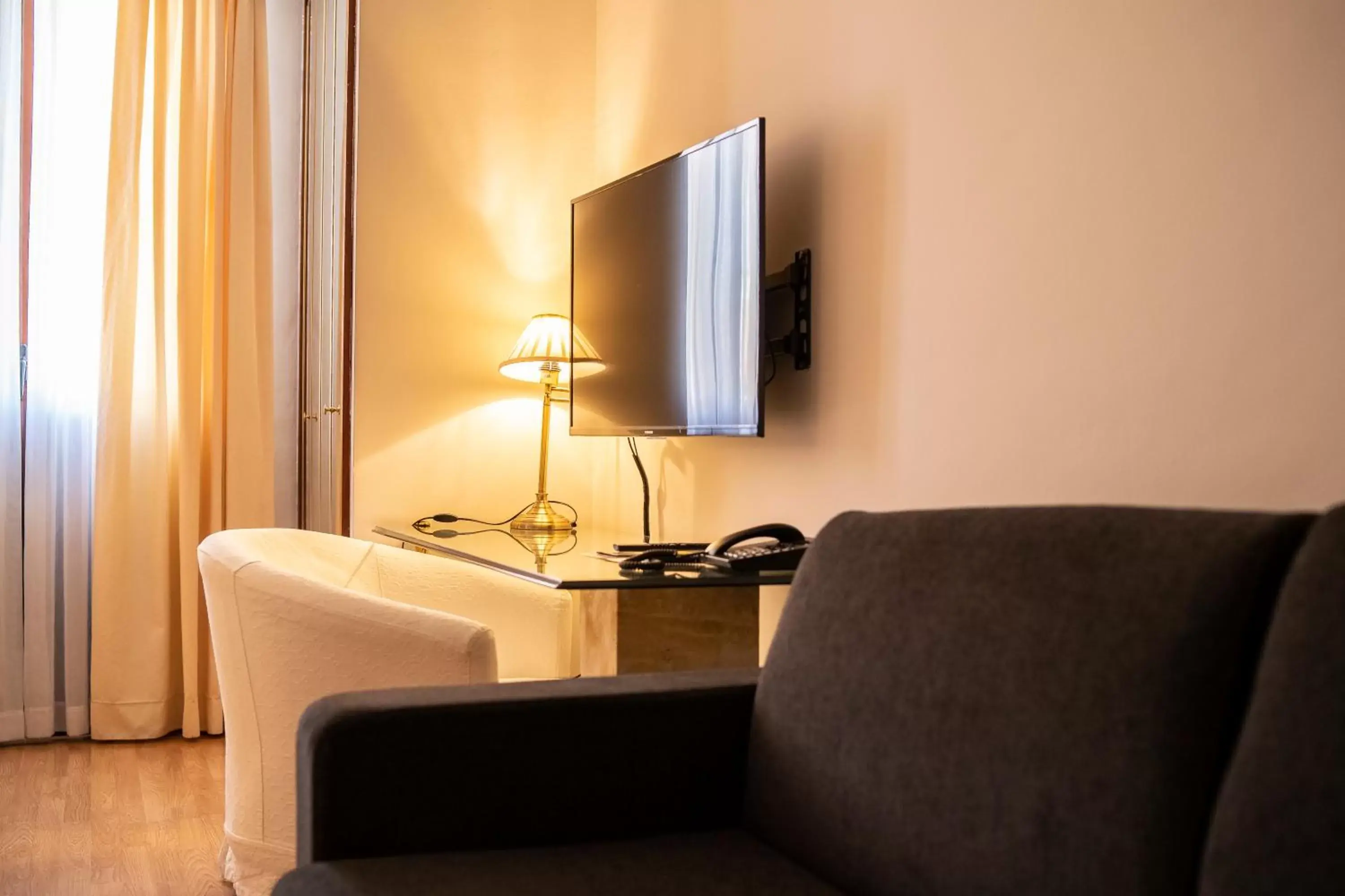 TV and multimedia, TV/Entertainment Center in Hotel Rua Salamanca