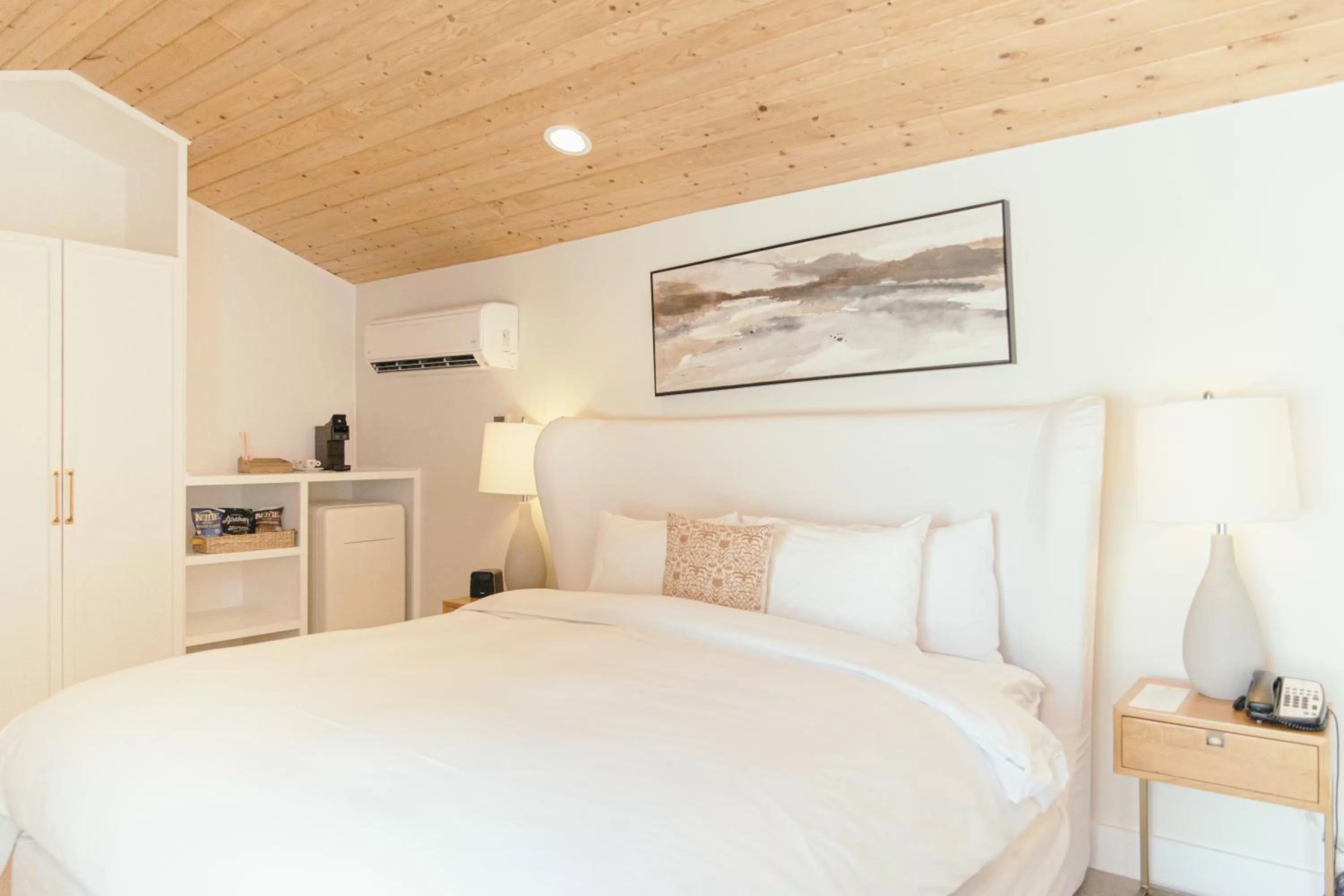 Bed in CALAMIGOS RANCH Resort & Spa