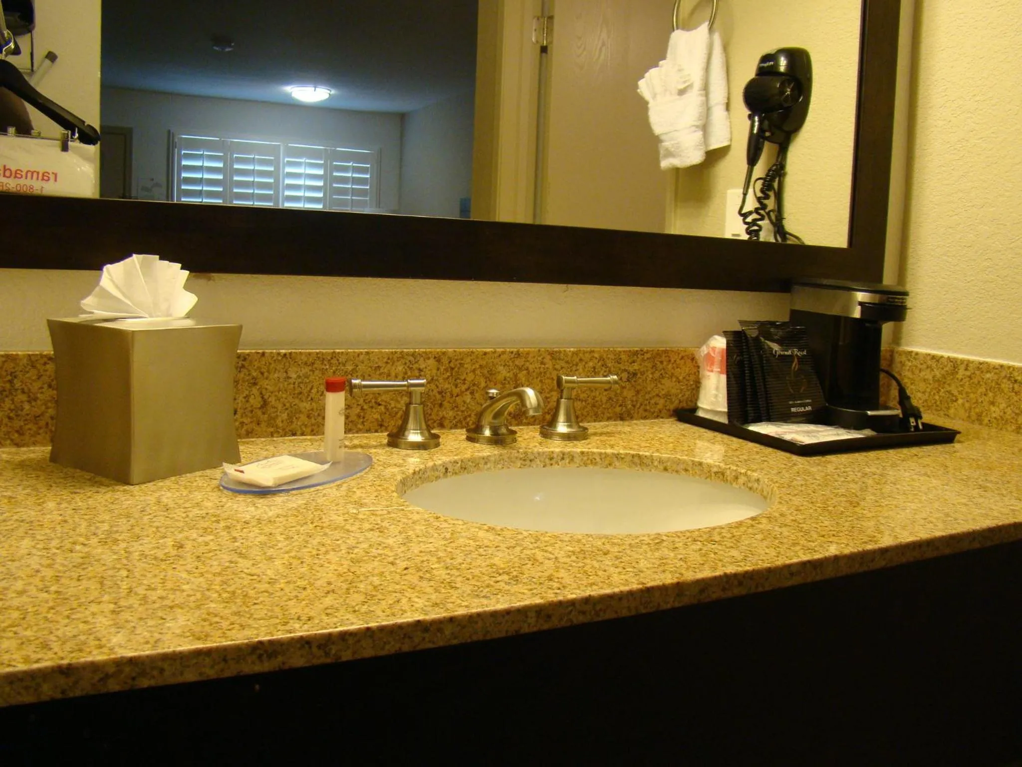 Coffee/tea facilities in Infinity Inn & Suites