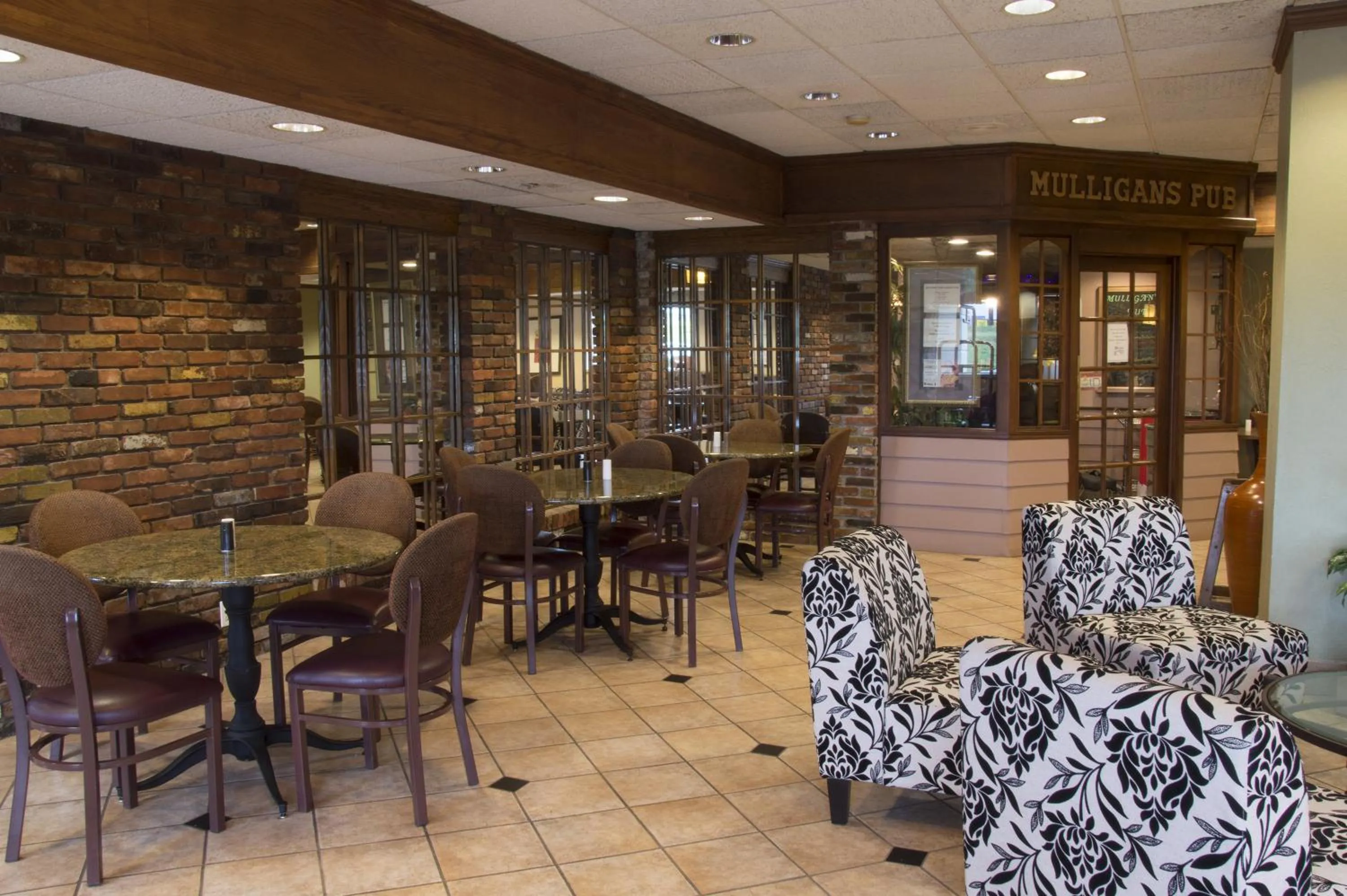 Alcoholic drinks in Lamplighter Inn and Suites - North