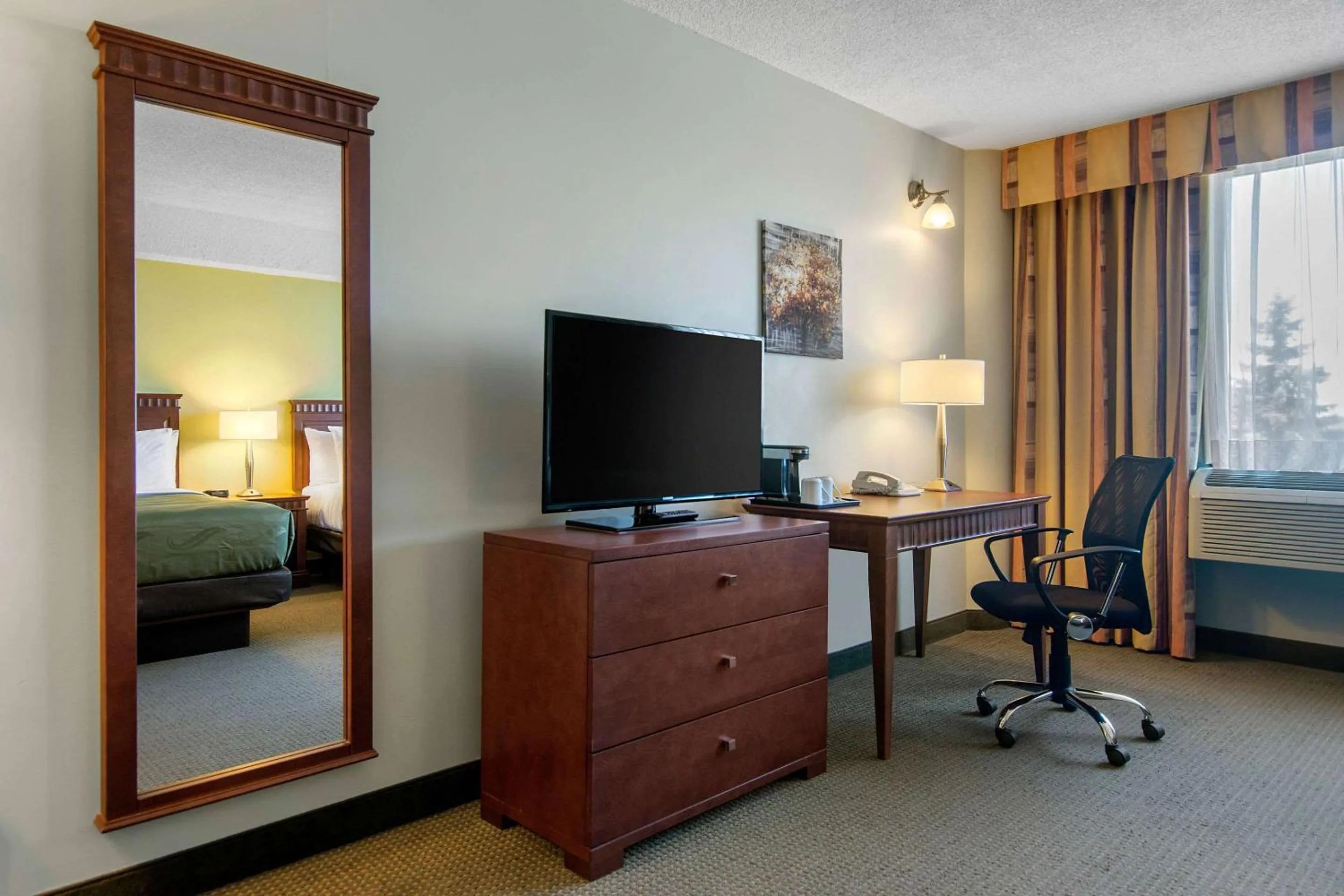 Photo of the whole room, TV/Entertainment Center in Quality Hotel et Centre de Congres