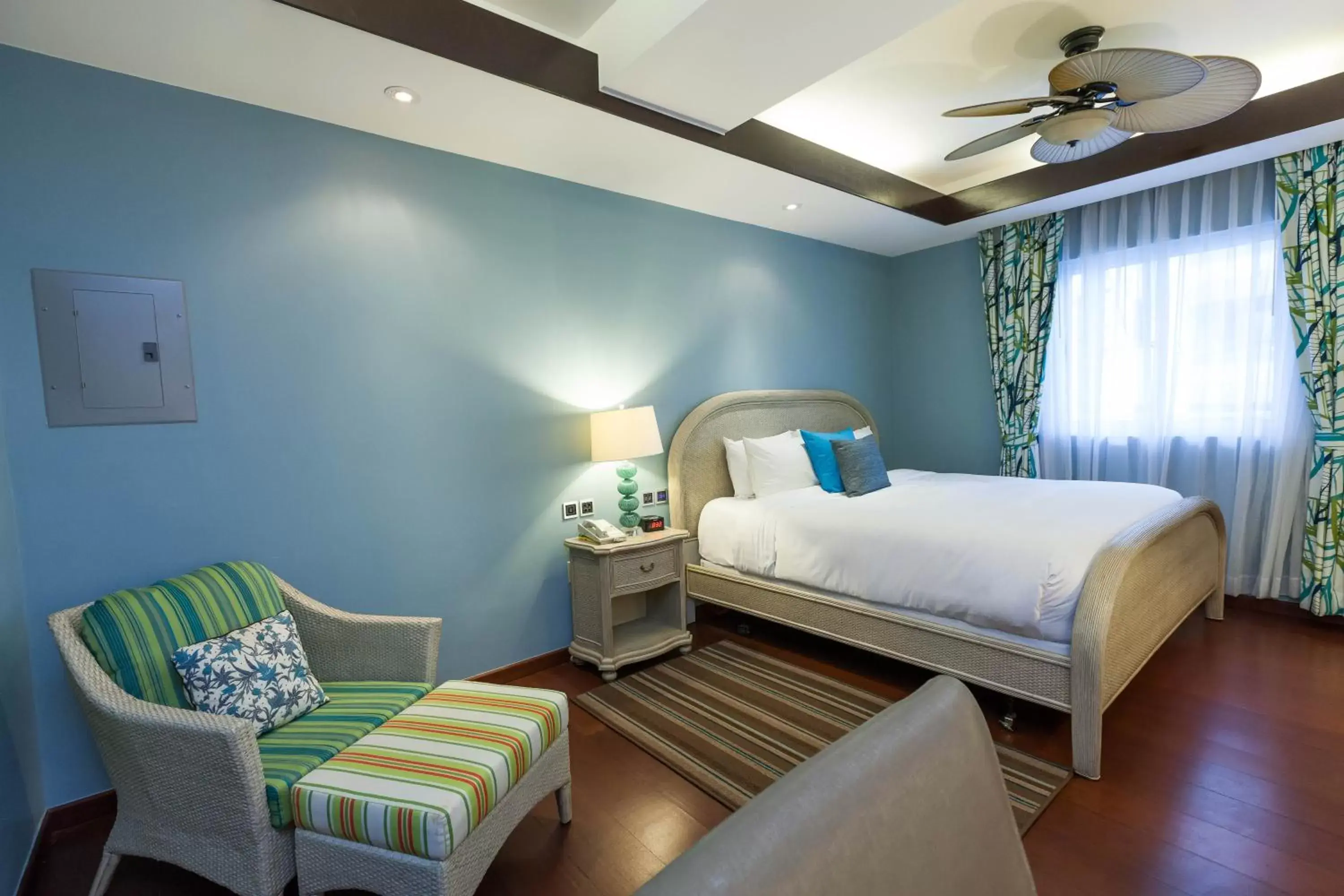 Surfrider Resort Hotel