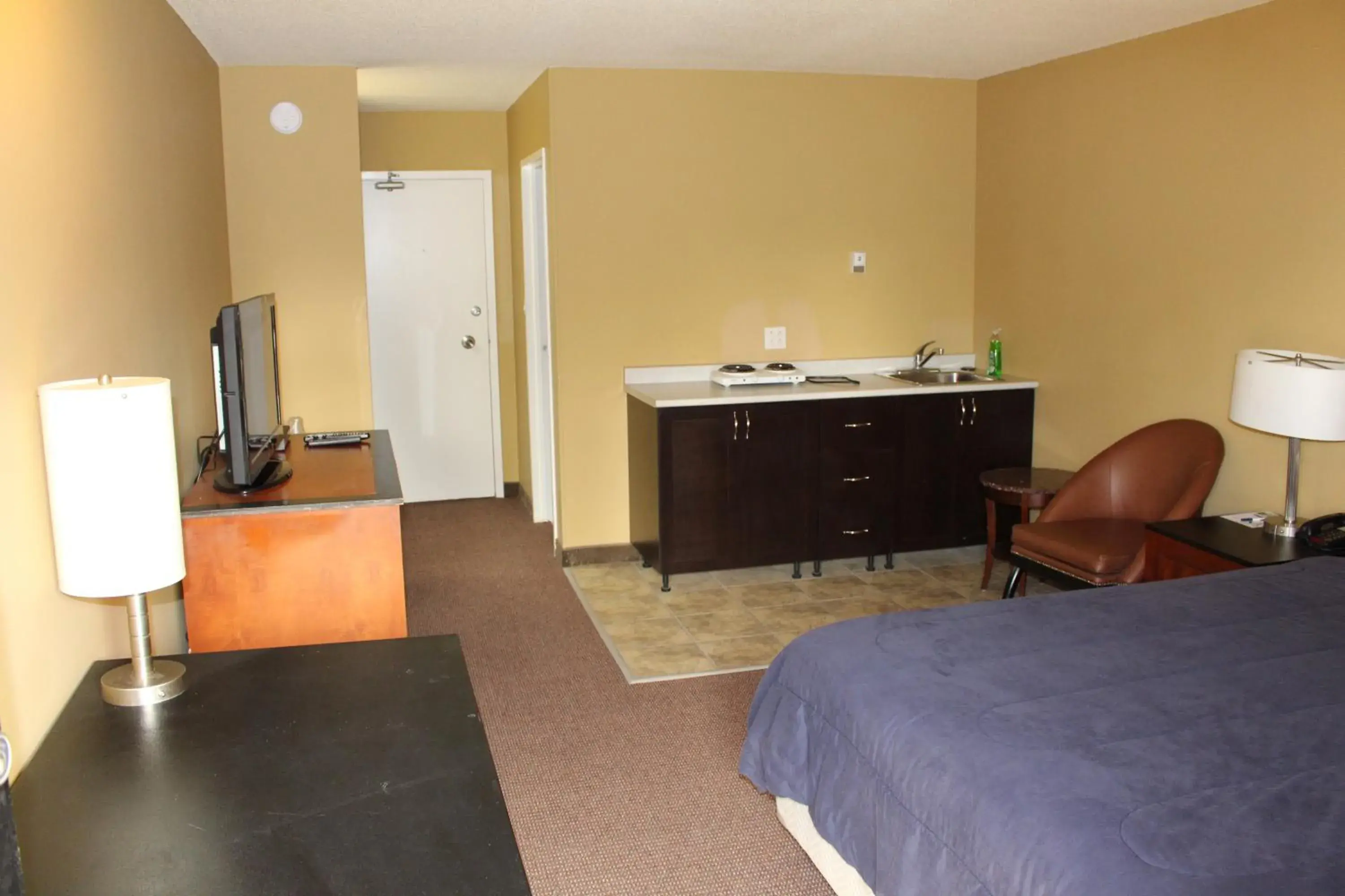 Bedroom, Kitchen/Kitchenette in Travelodge by Wyndham Swift Current