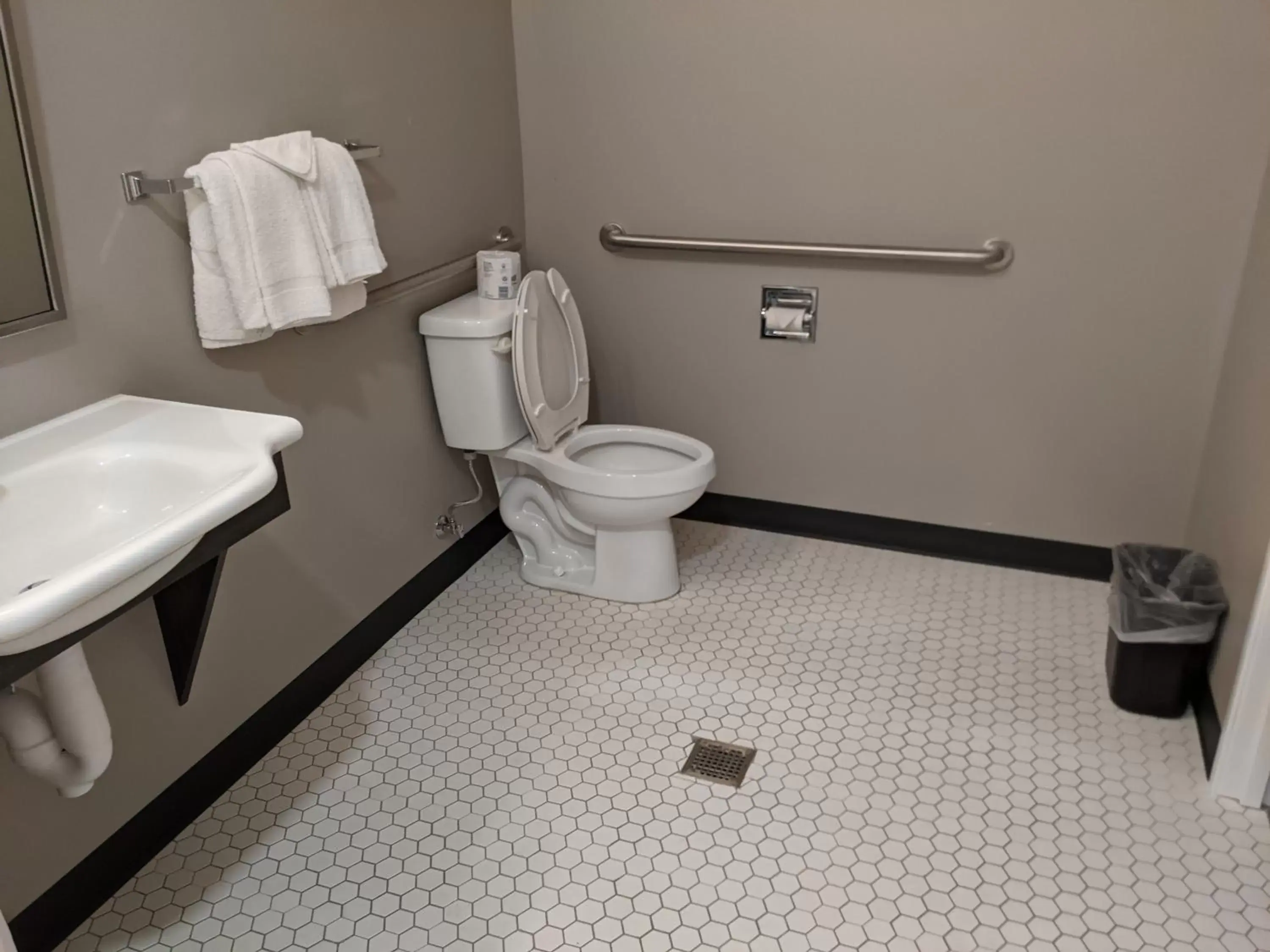 Bathroom in Motel 6 North Platte - East