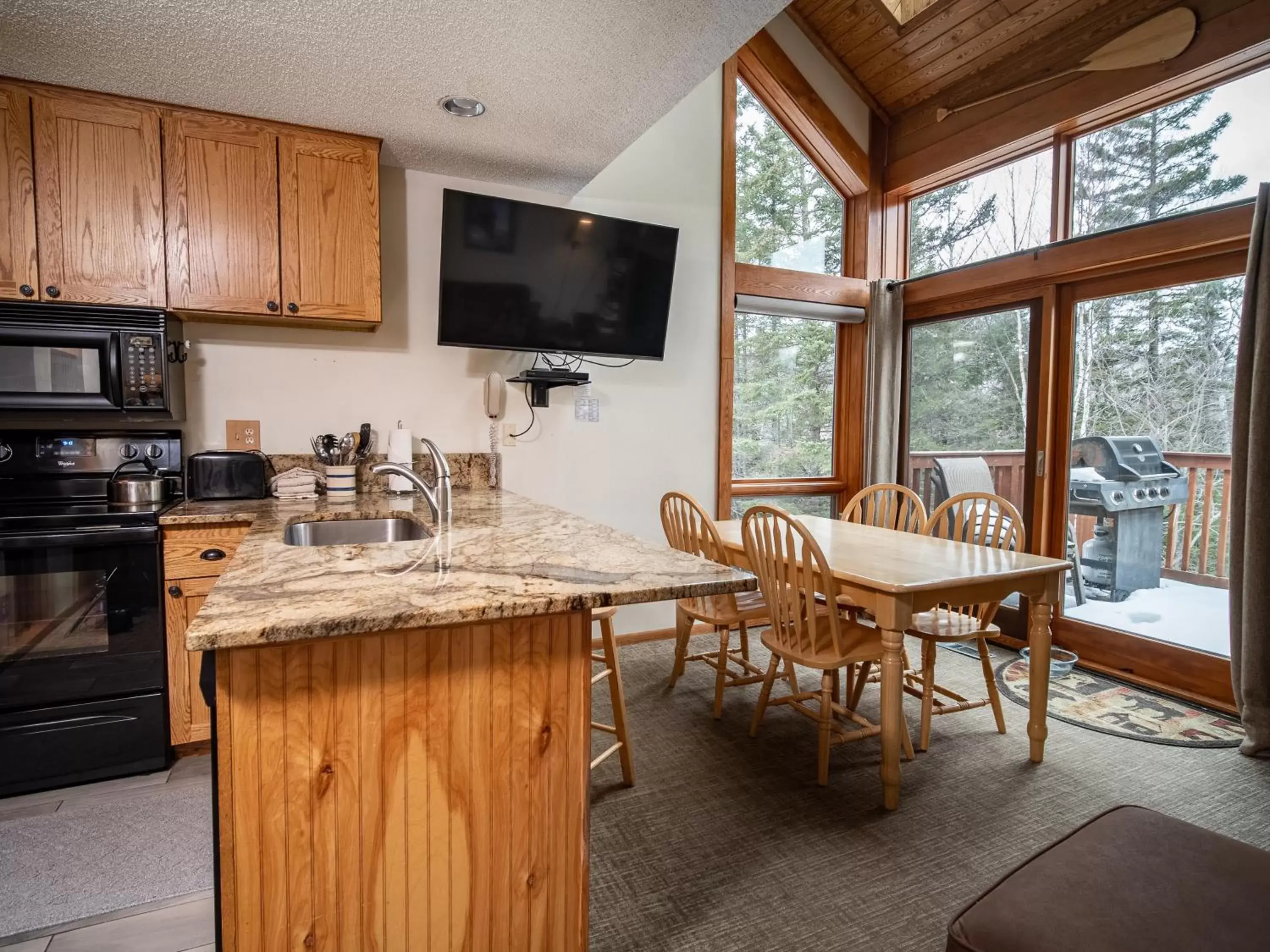 Kitchen/Kitchenette in Caribou Highlands Lodge