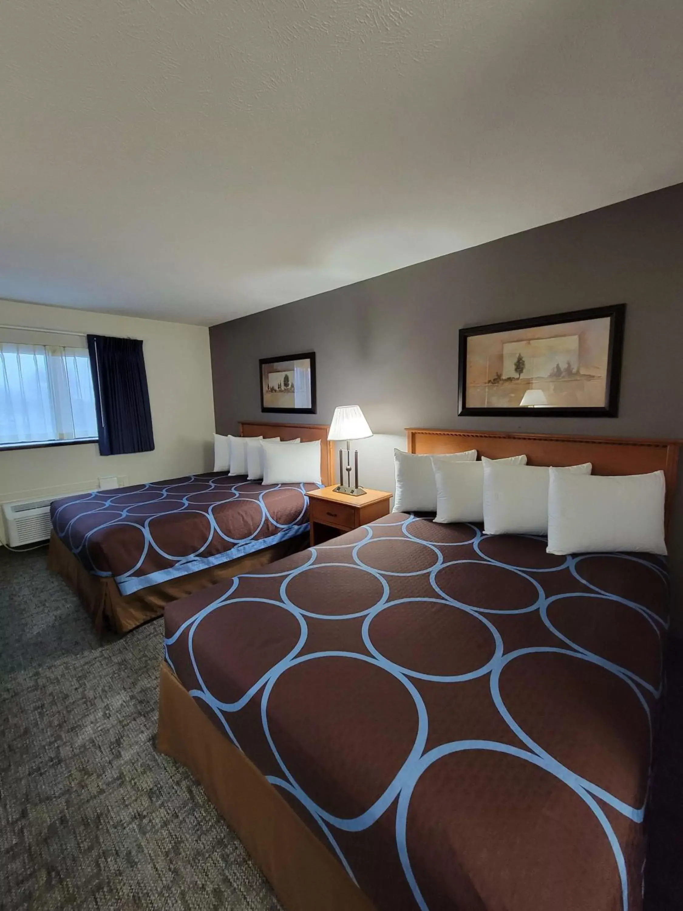 Photo of the whole room, Bed in SureStay Plus Hotel by Best Western Grand Island