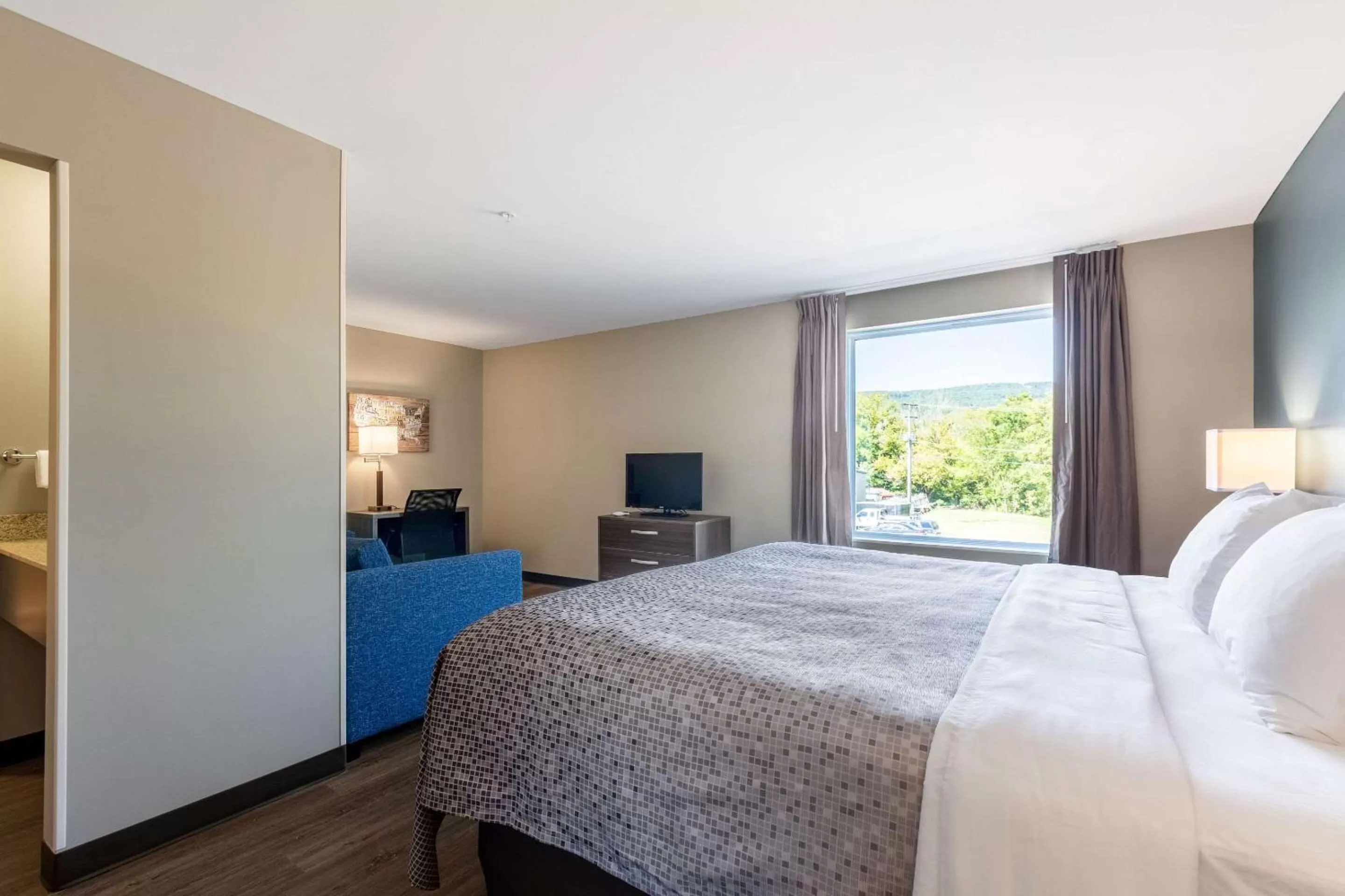 Photo of the whole room, Bed in Econo Lodge