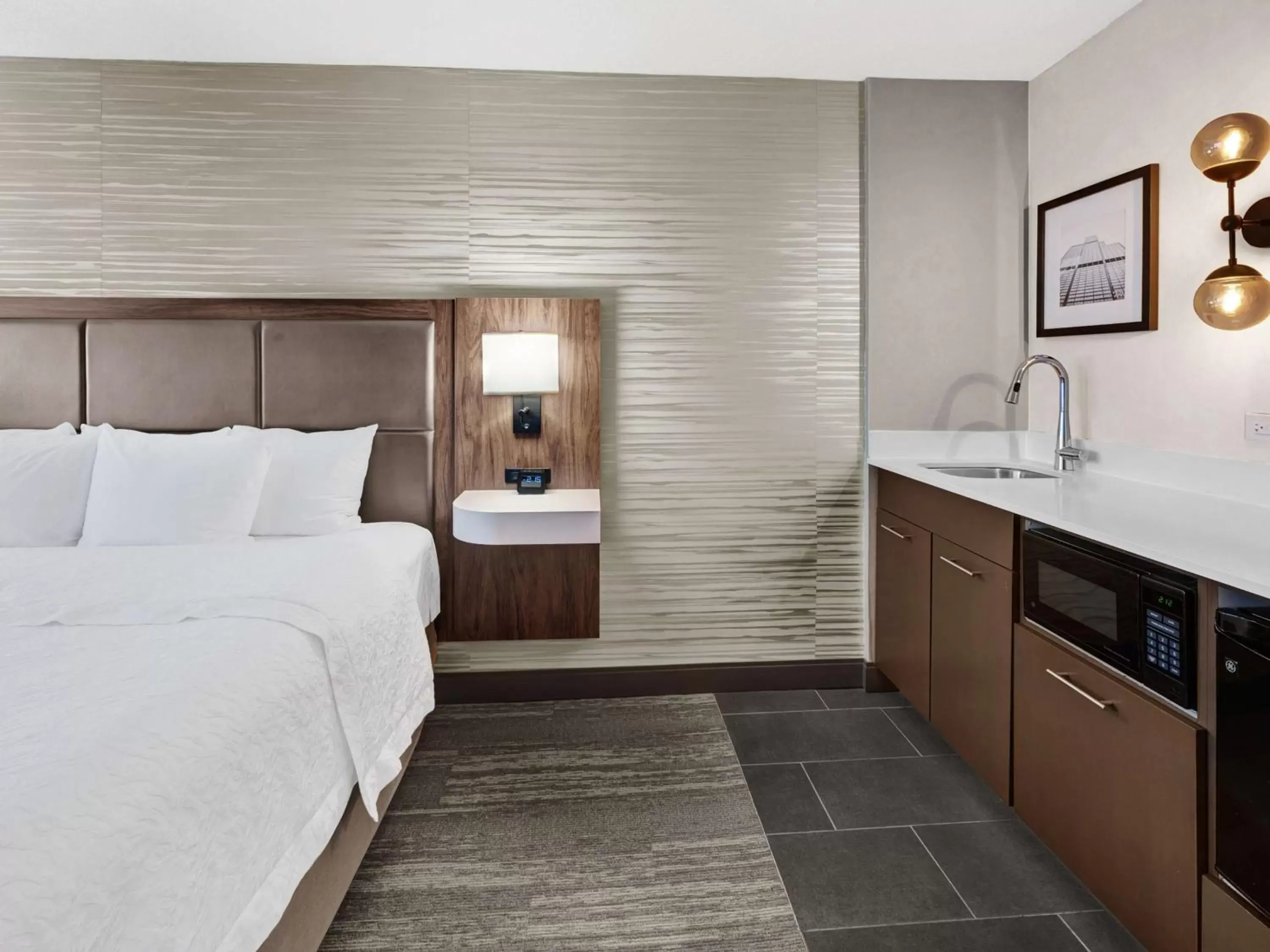 Bed, Kitchen/Kitchenette in Hampton Inn & Suites Chicago-Downtown