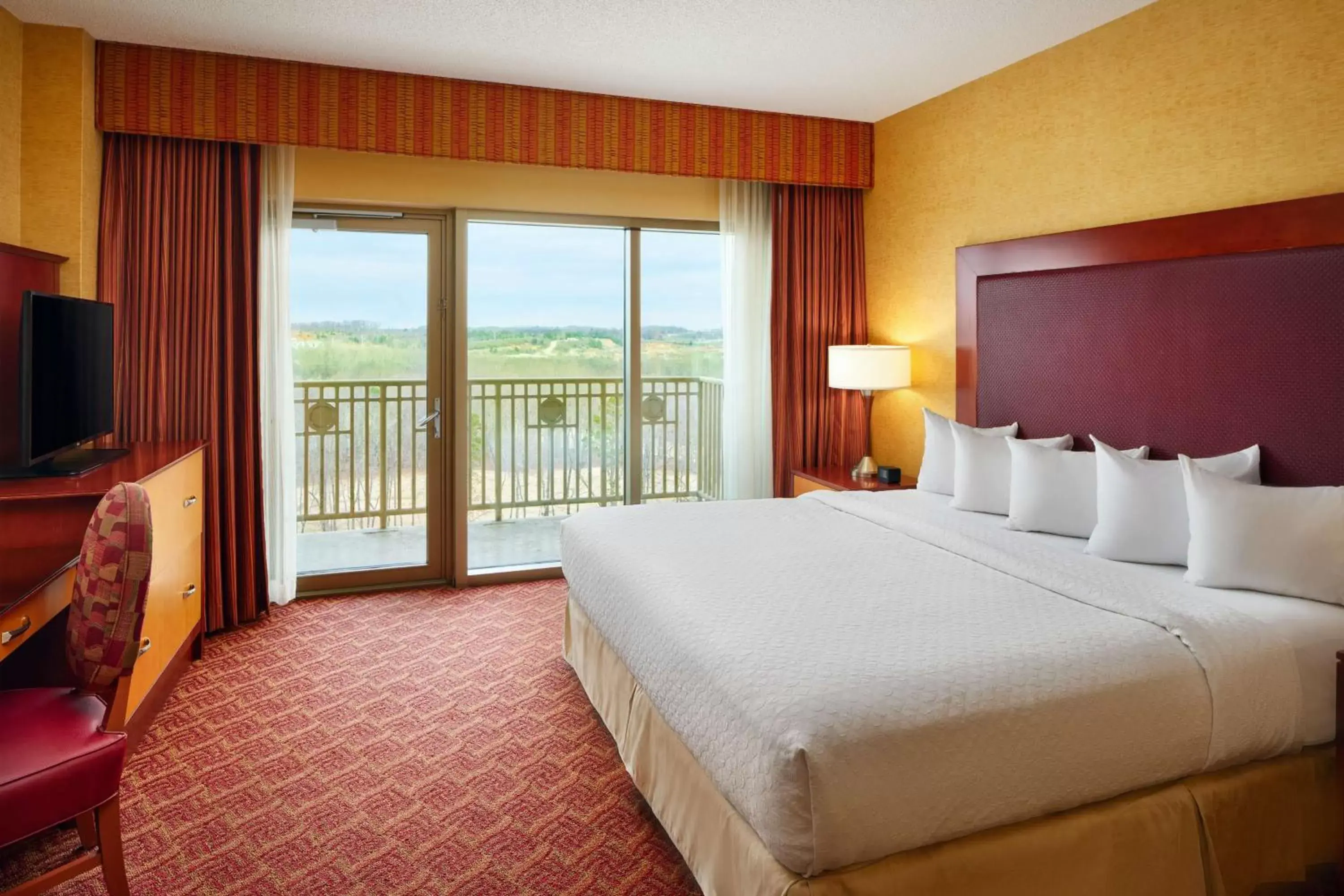 View (from property/room), Bed in Embassy Suites by Hilton Charlotte Concord Golf Resort & Spa