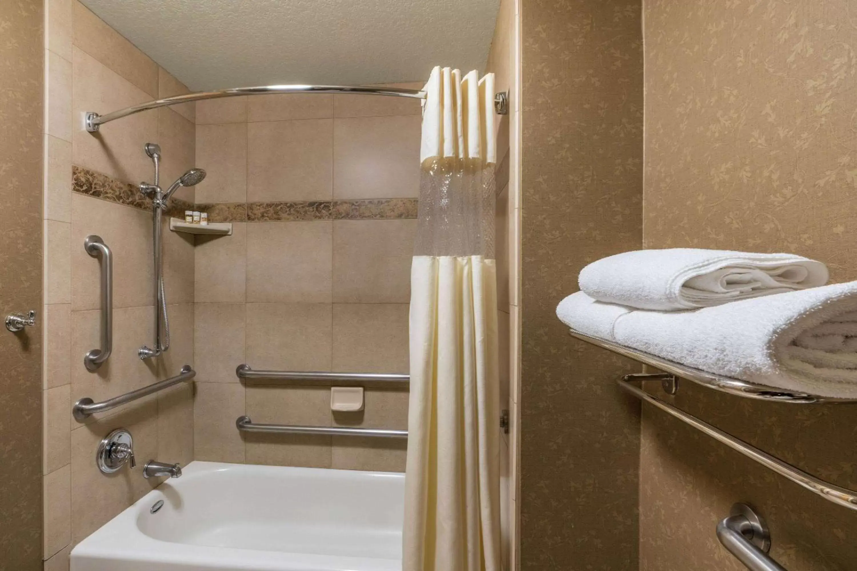 Bathroom in La Quinta by Wyndham Idaho Falls/Ammon Bathroom in La Quinta by Wyndham Idaho Falls/Ammon