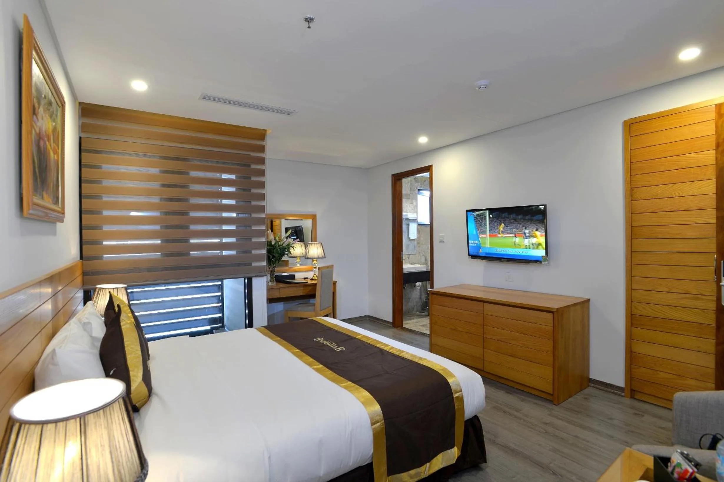 Bed in London Hanoi Hotel