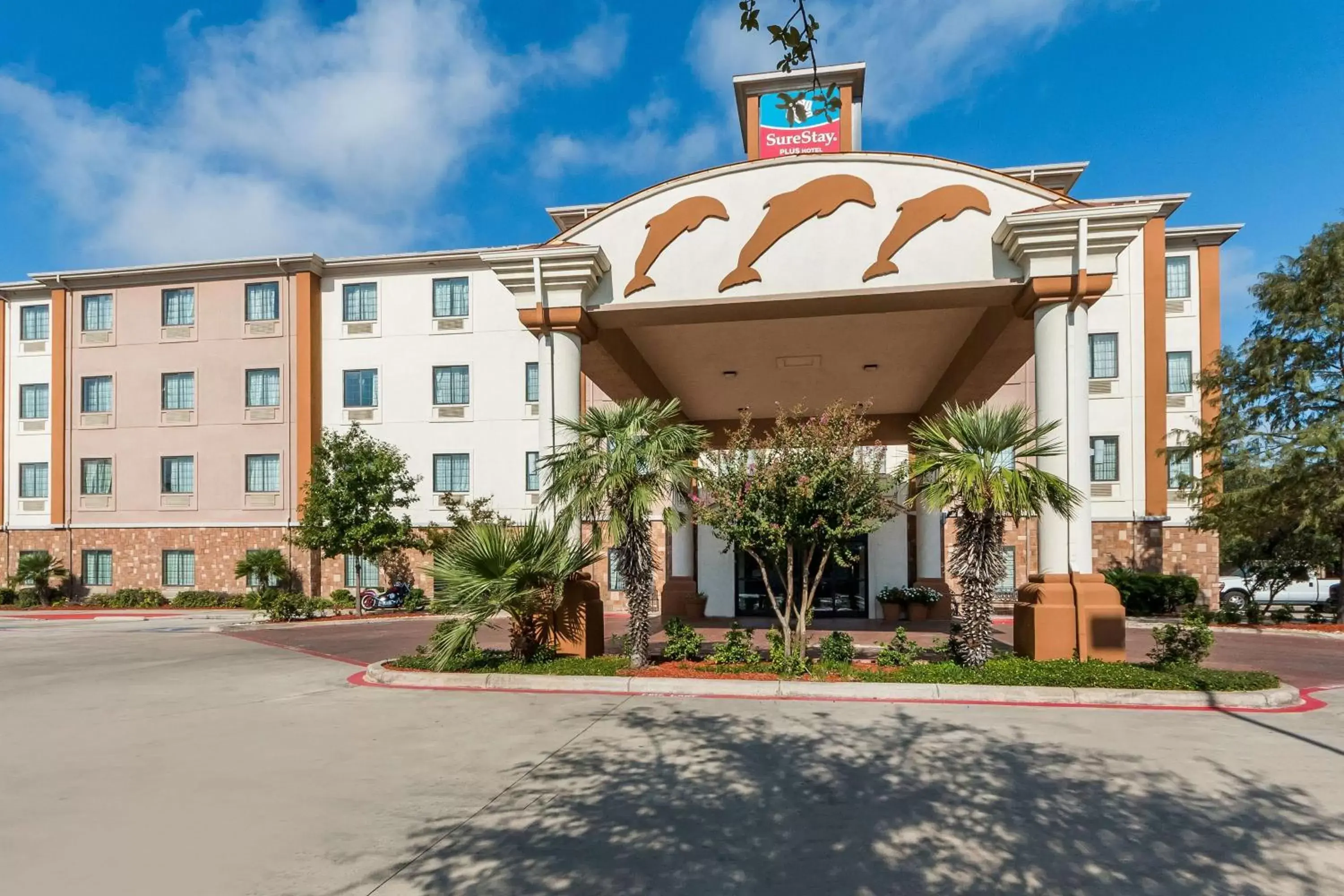 Property Building in SureStay Plus Hotel by Best Western Near SeaWorld San Antonio