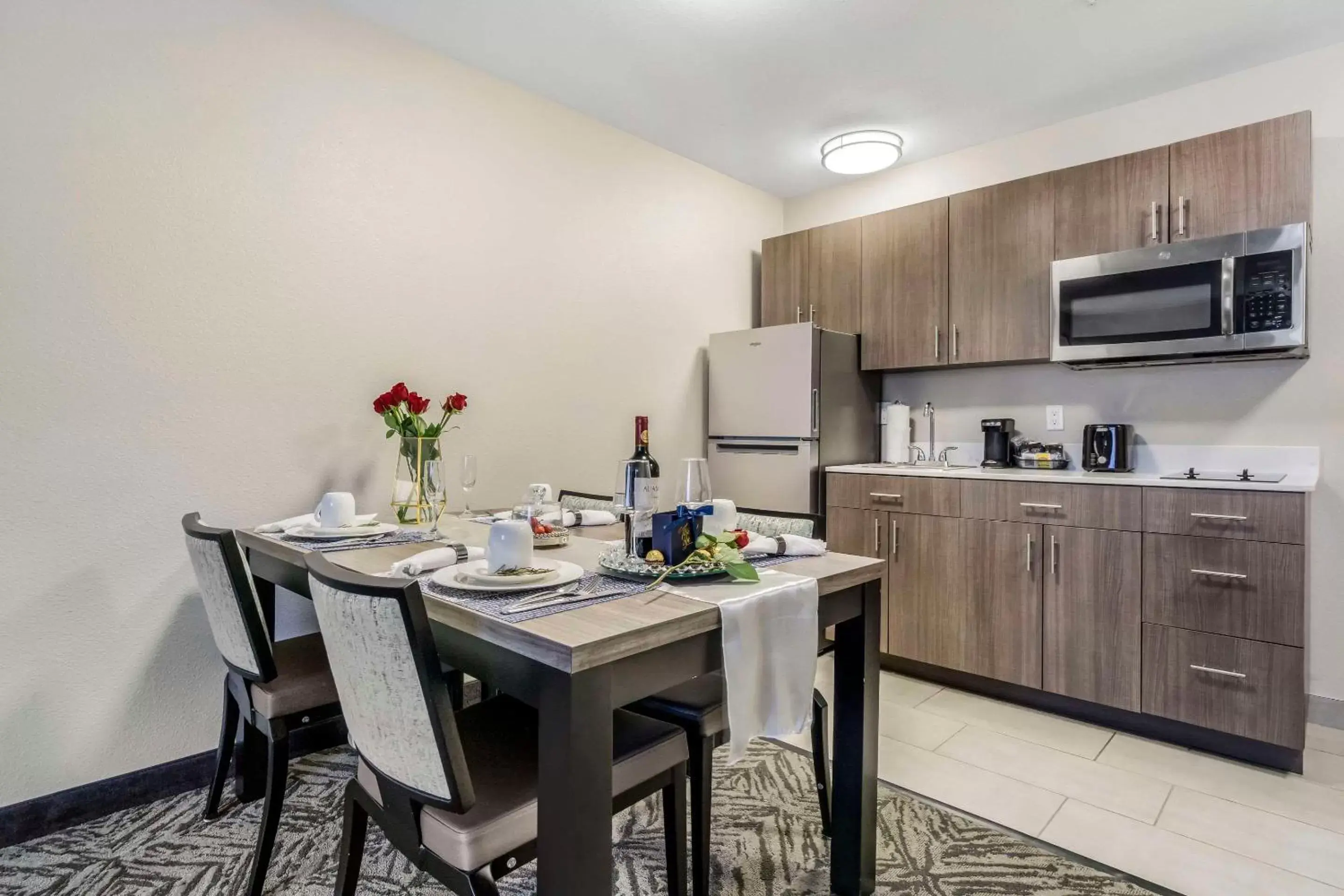 Kitchen or kitchenette, Kitchen/Kitchenette in Comfort Inn & Suites Pacific – Auburn
