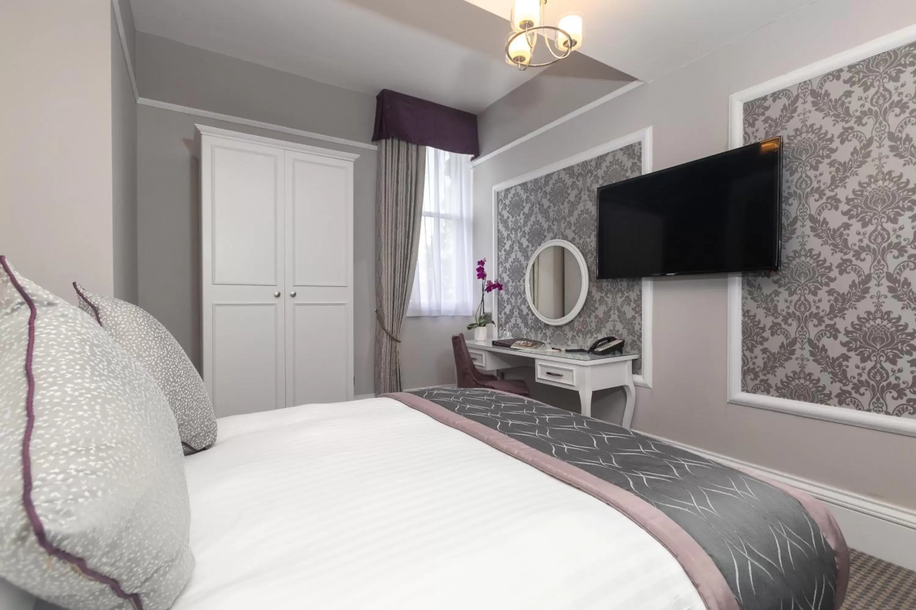 Bedroom, TV/Entertainment Center in Wroxall Abbey Hotel