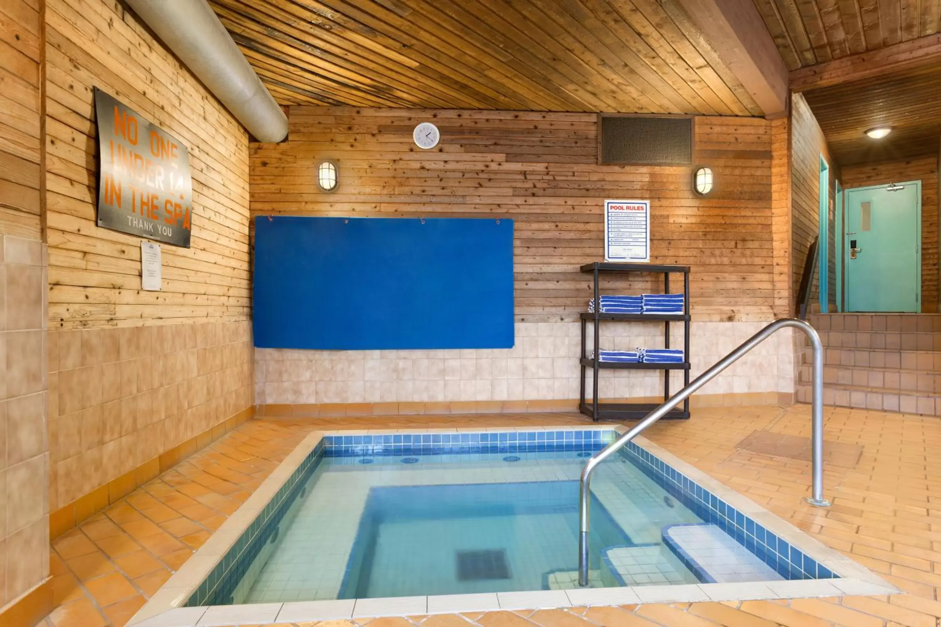 Area and facilities, Swimming Pool in Days Inn by Wyndham Nanaimo