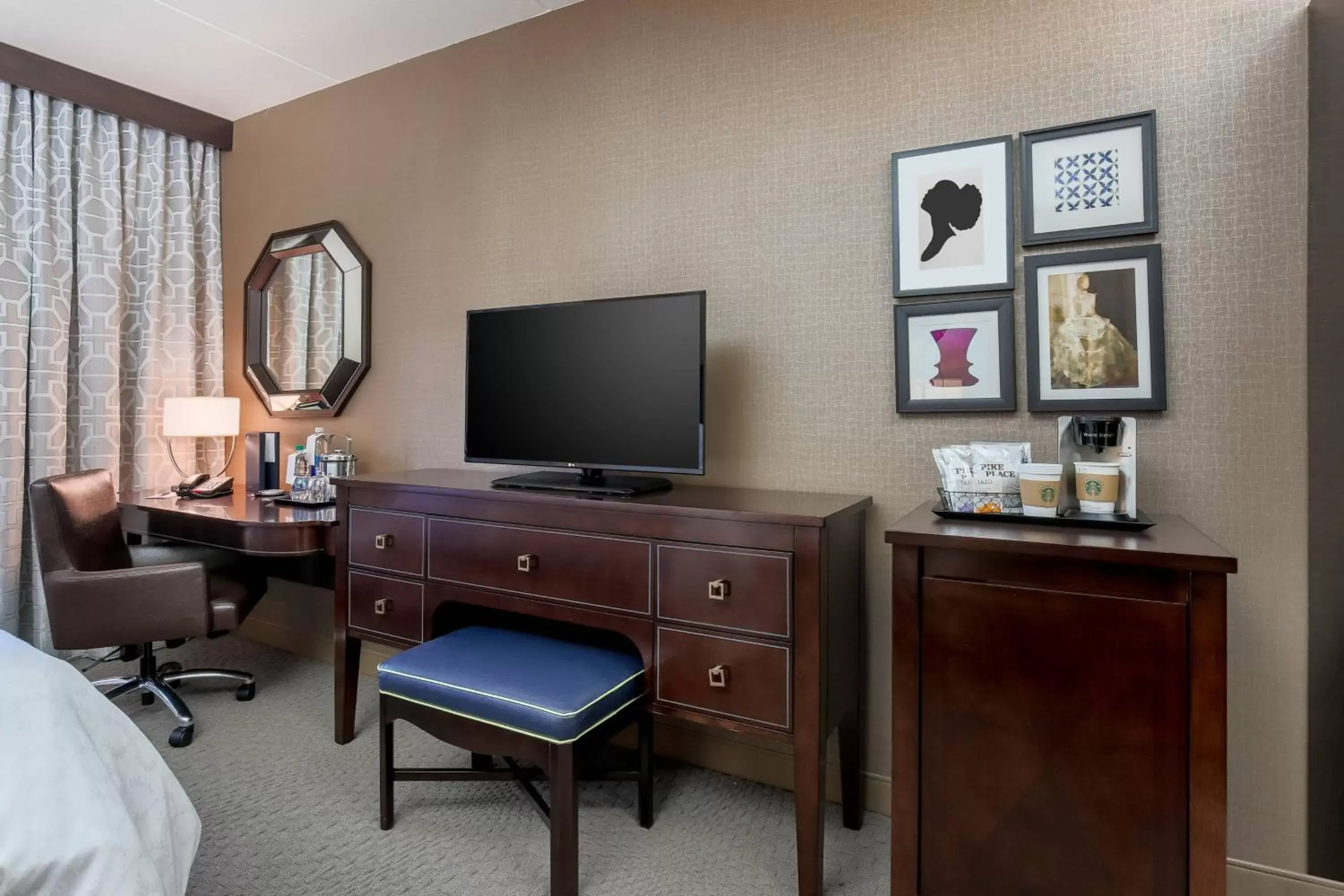 Photo of the whole room, TV/Entertainment Center in Sheraton Tarrytown Hotel