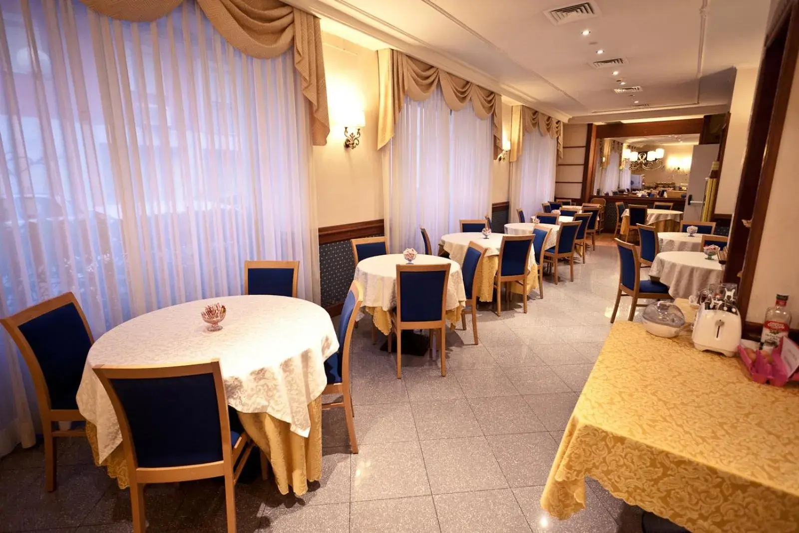 Restaurant/Places to Eat in Hotel Ambra Palace