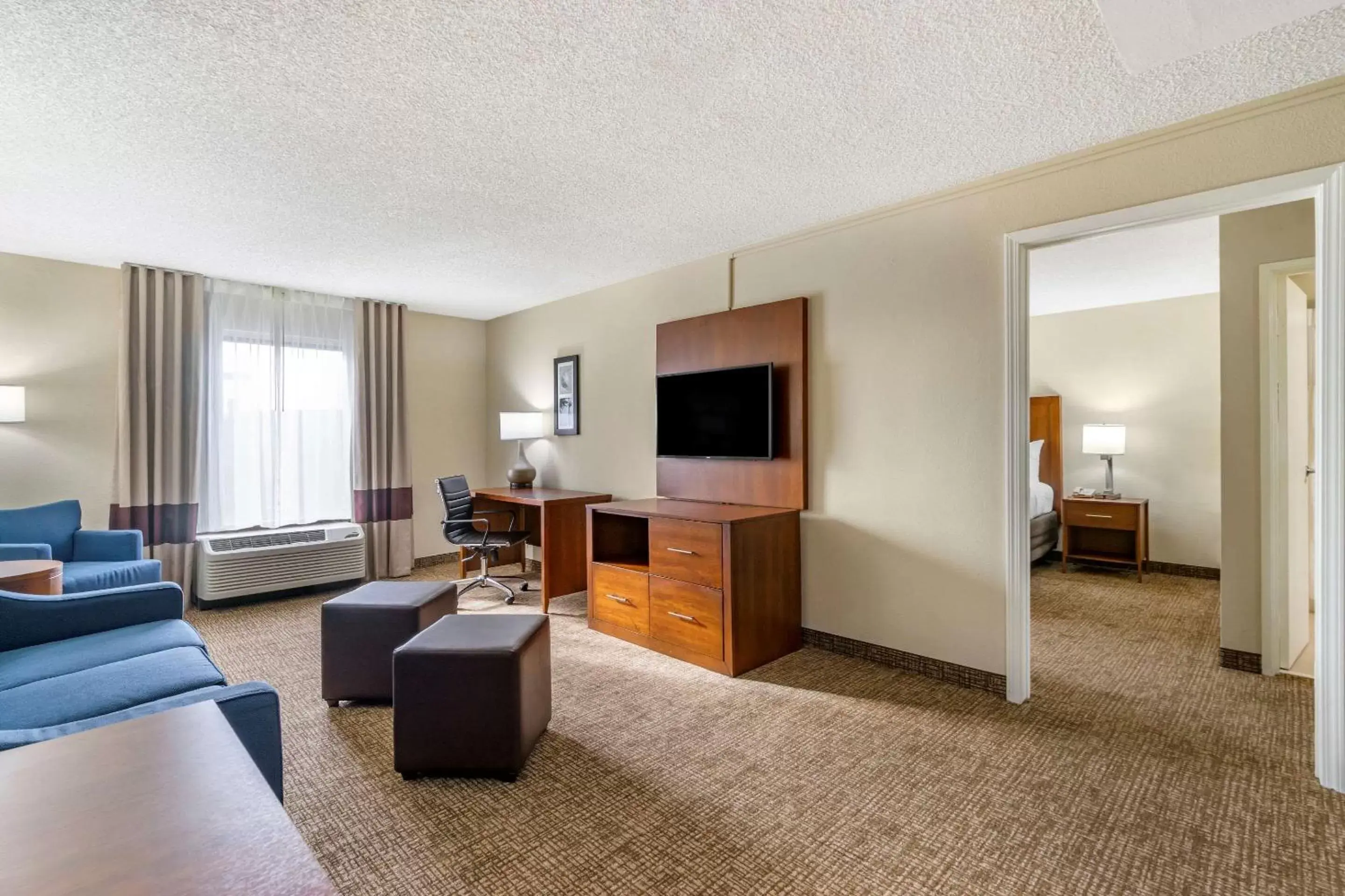 Bedroom, TV/Entertainment Center in Comfort Inn & Suites St Pete - Clearwater International Airport