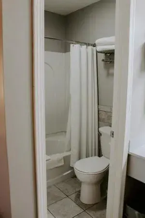 Bathroom in Berlin Village Inn