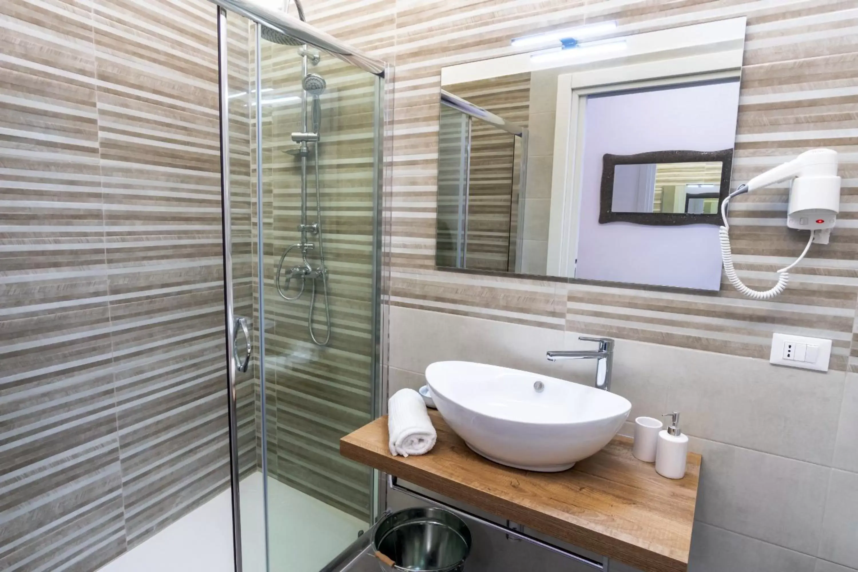Shower, Bathroom in Le Stanze Del Duomo