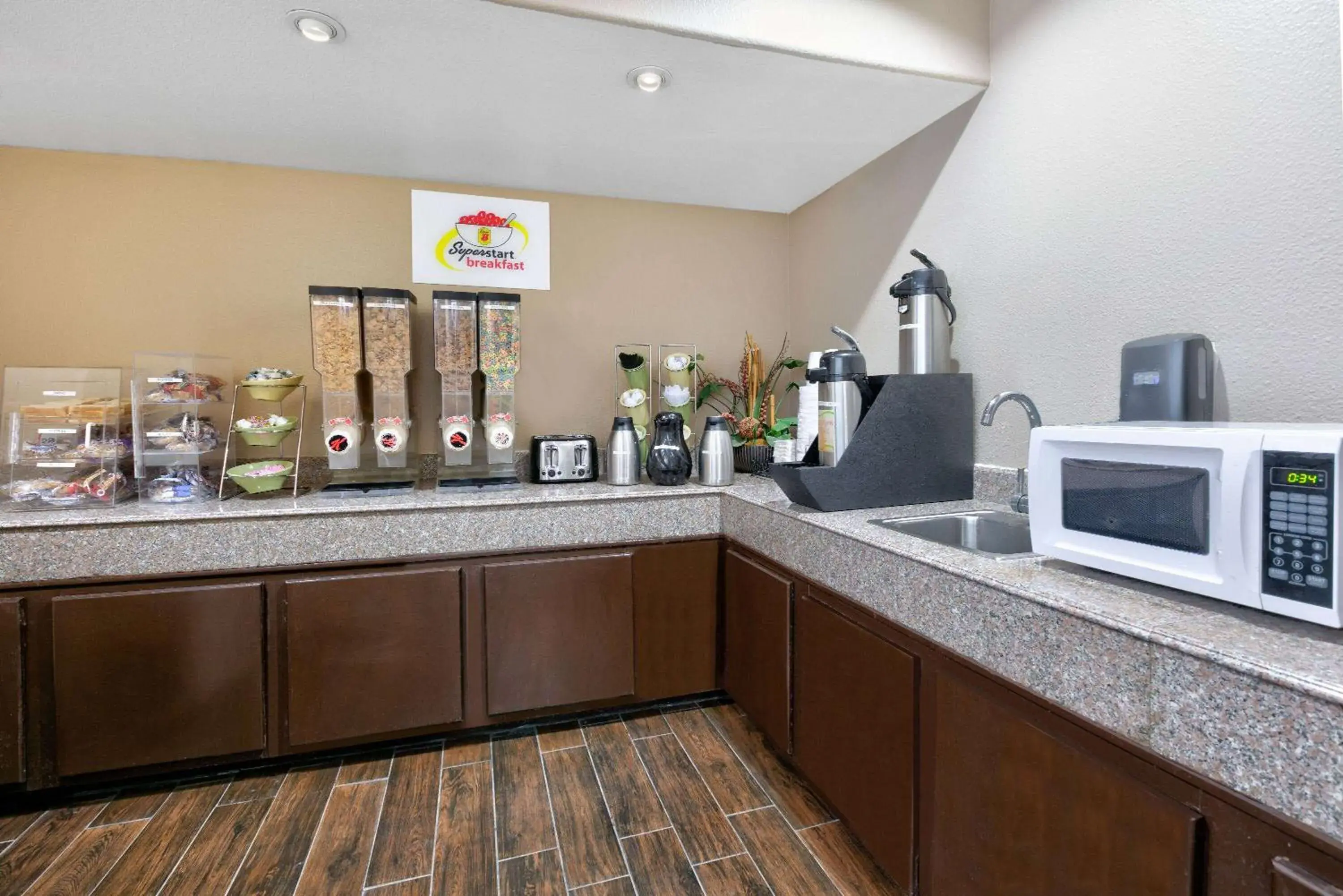 Breakfast, Kitchen/Kitchenette in Super 8 by Wyndham New Braunfels I-35