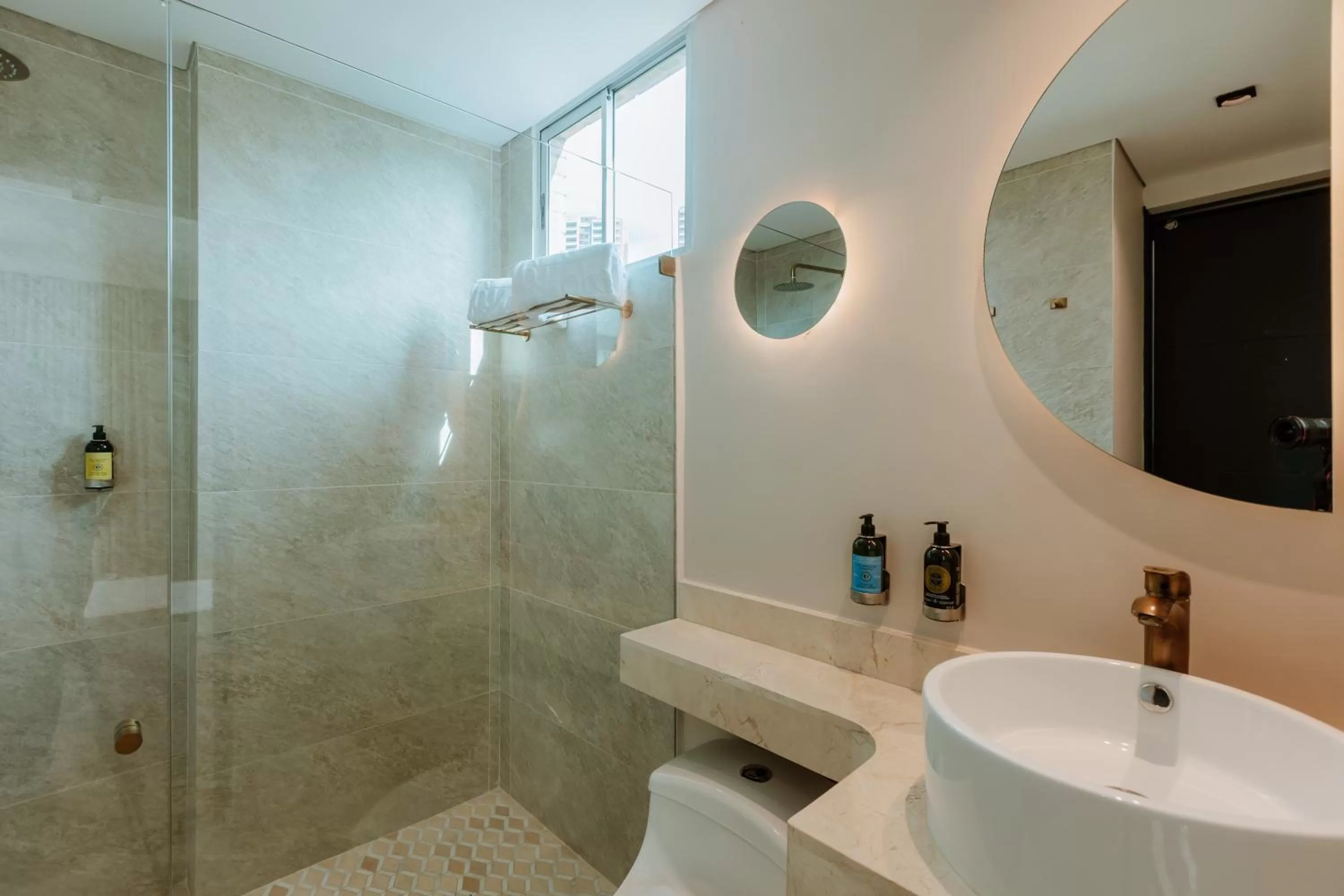 Shower in 1616 Hotel