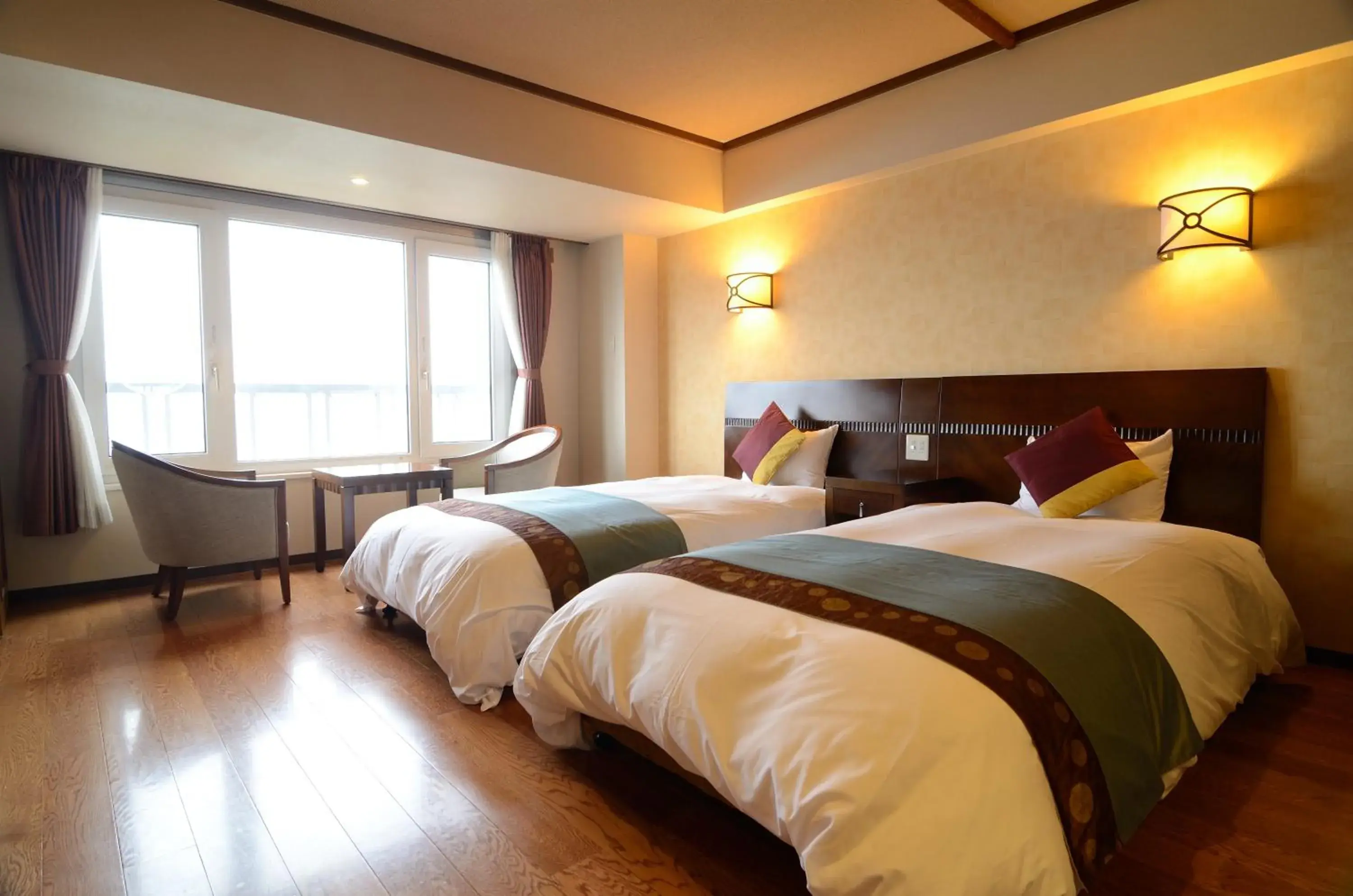 Photo of the whole room, Bed in Toyako Manseikaku Hotel Lakeside Terrace