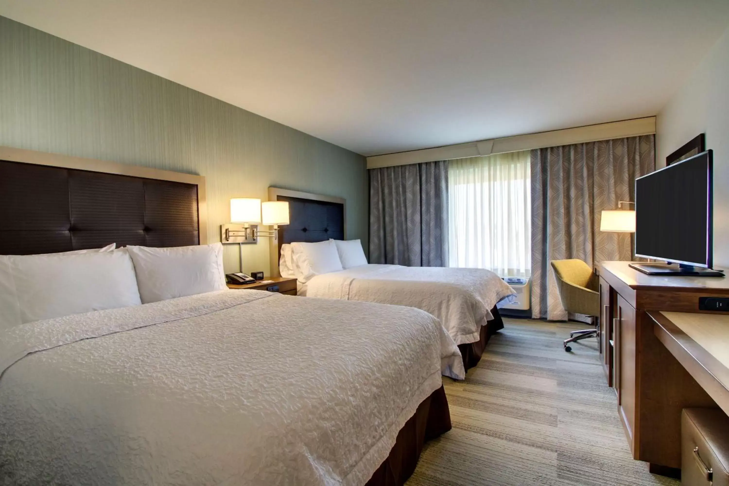 Bed in Hampton Inn & Suites Milwaukee West