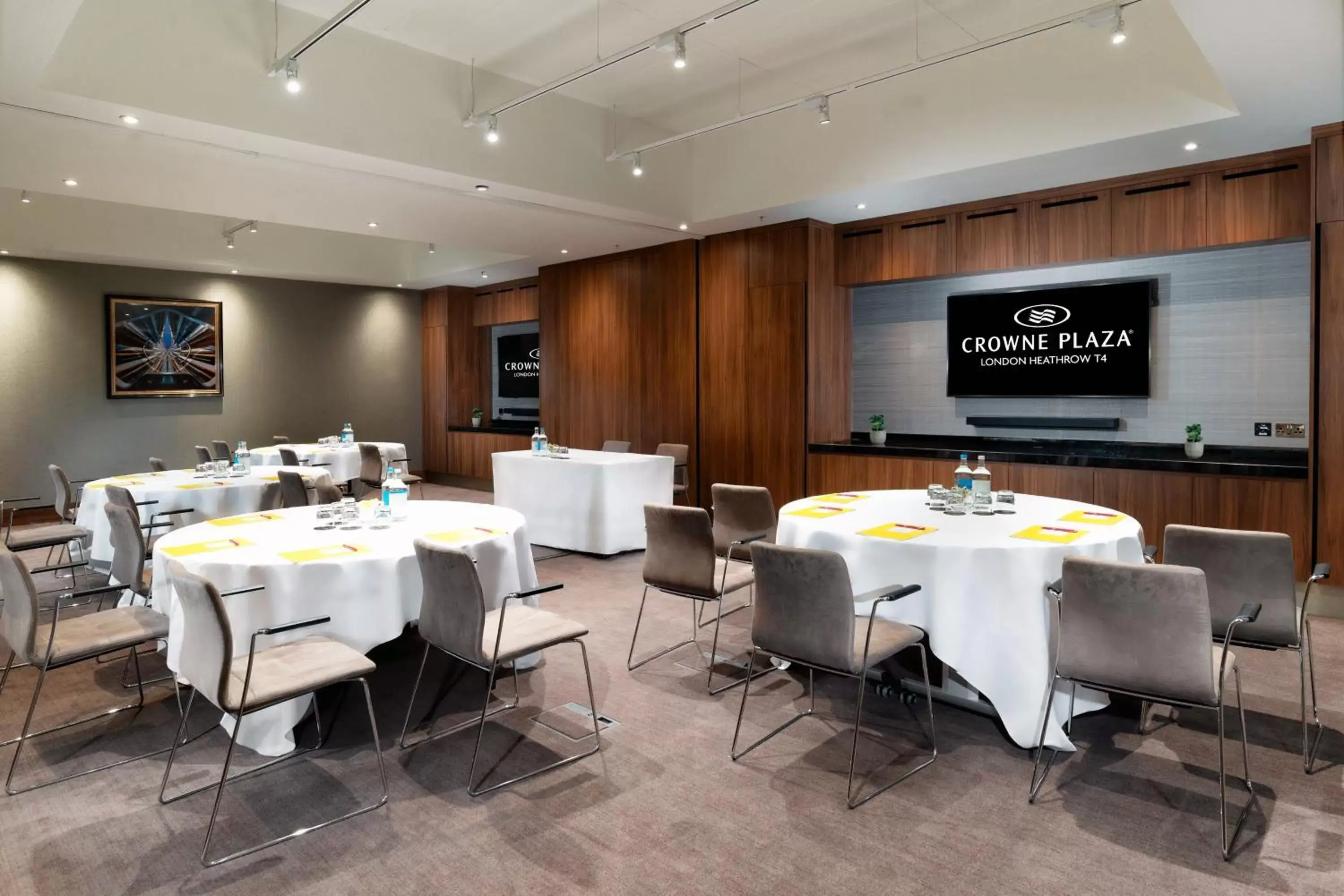 Meeting/conference room, Restaurant/Places to Eat in Crowne Plaza London Heathrow T4, an IHG Hotel