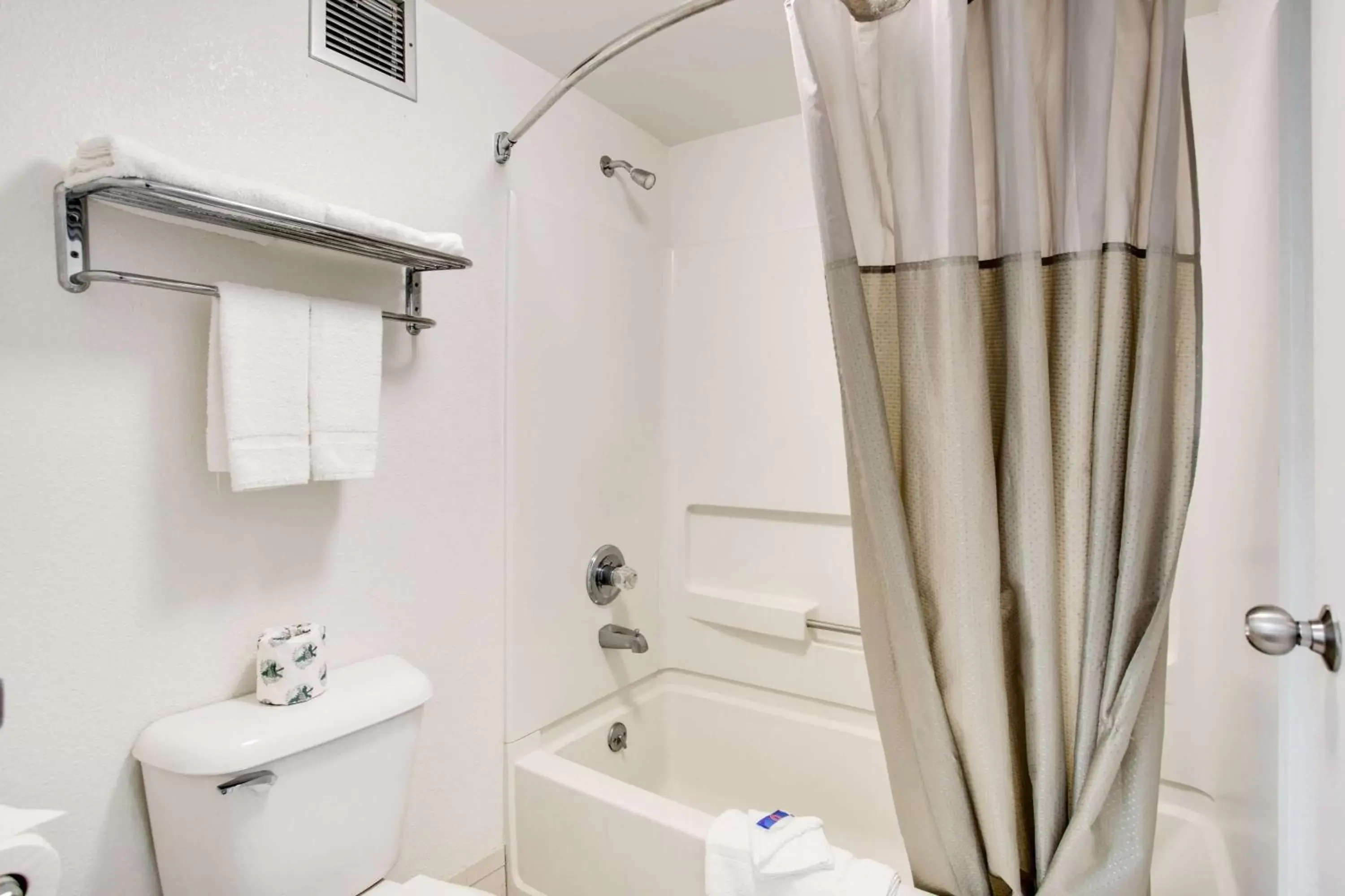 Shower, Bathroom in Motel 6-White House, TN
