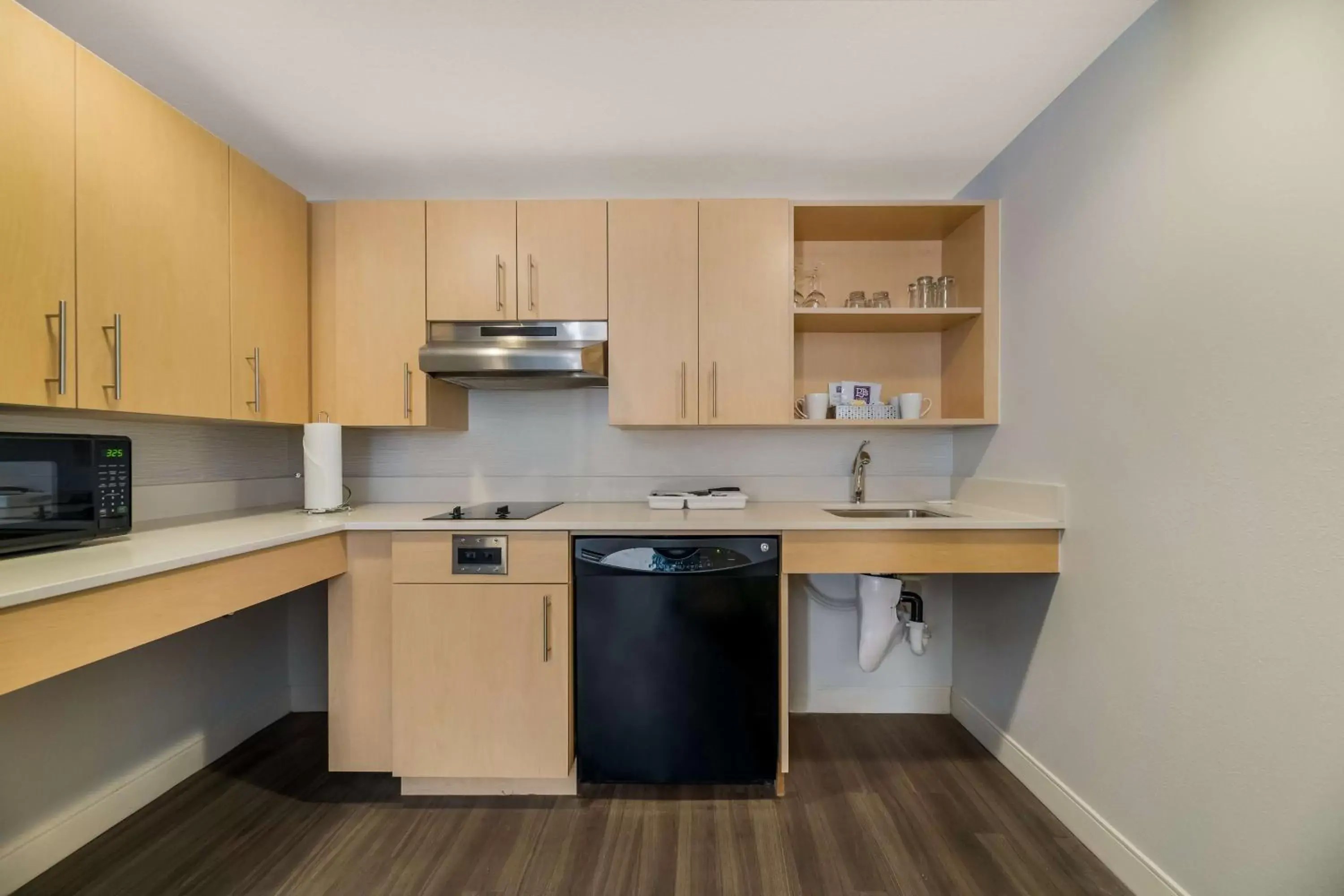 Bedroom, Kitchen/Kitchenette in Sonesta ES Suites Orlando International Drive